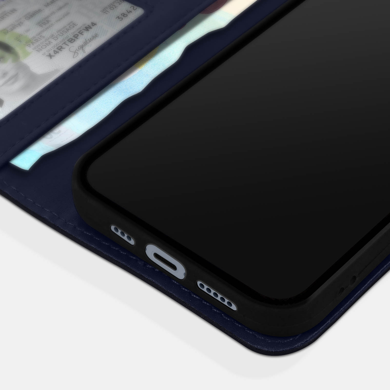 Donkerblauwe telefoonhoes met identiteitsbewijs en telefoon.