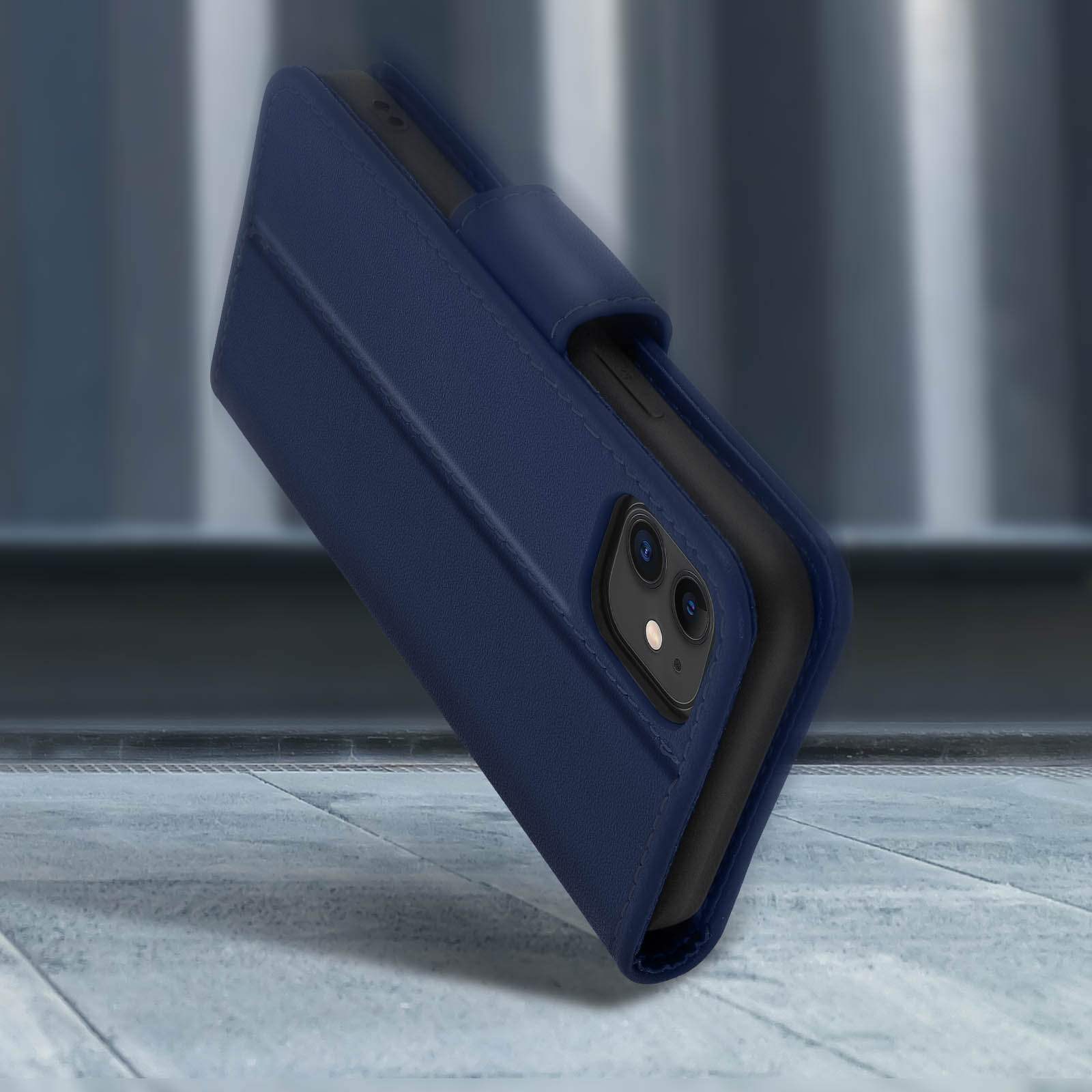Una custodia per telefono blu scuro testurizzata in pelle poggia su una superficie di pietra.