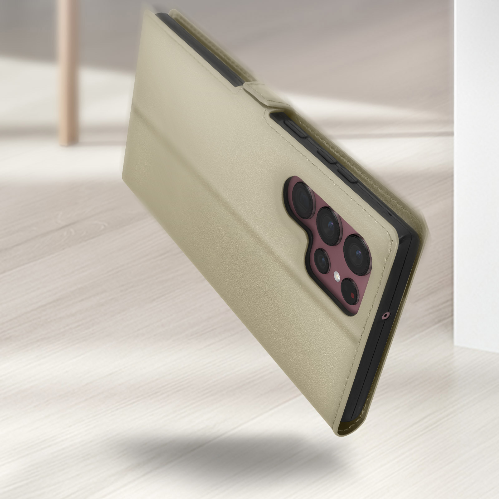 Un étui de téléphone beige avec module caméra est montré sur un plancher en bois.