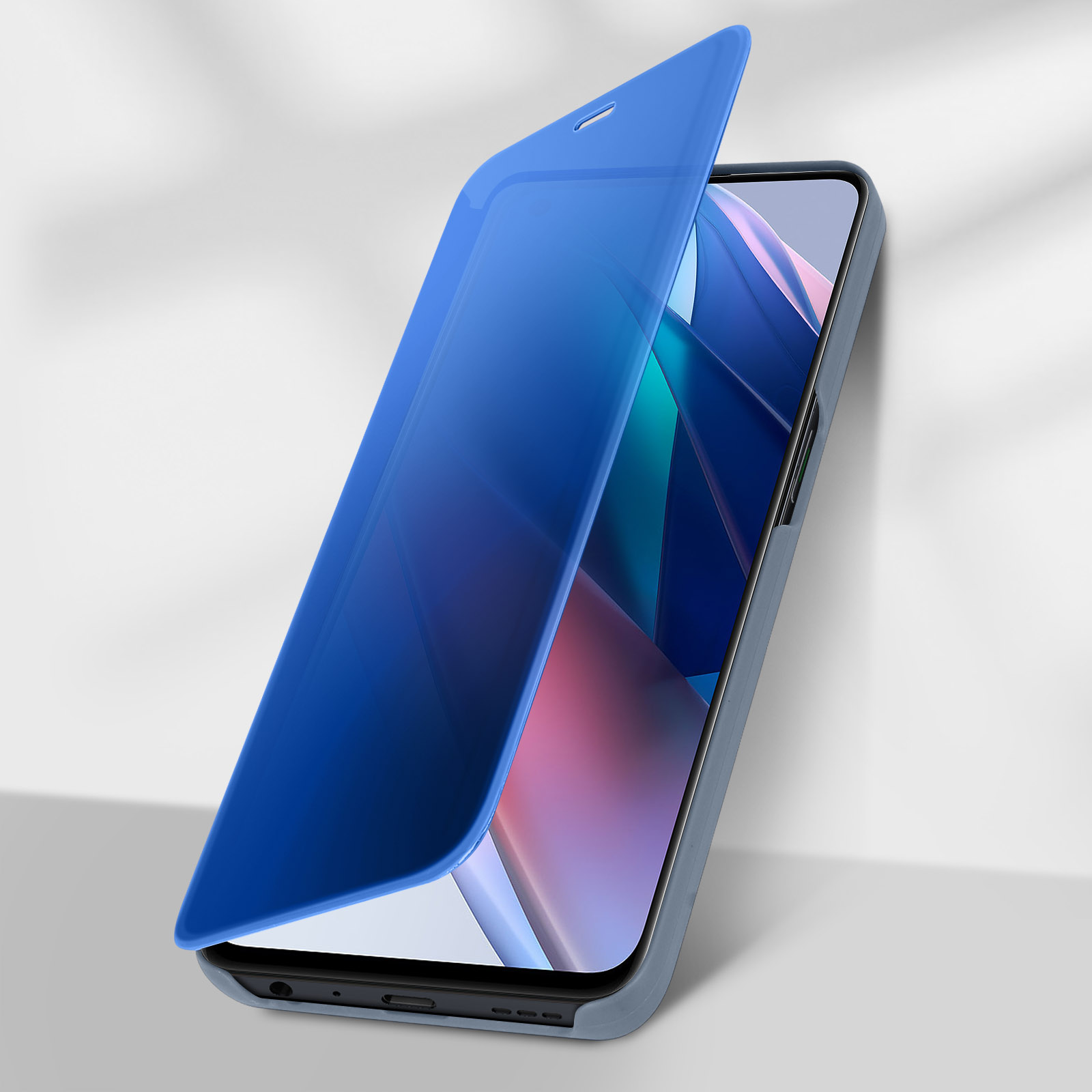 Smartphone bleu avec couverture à rabat ouverte, posé sur une surface blanche.