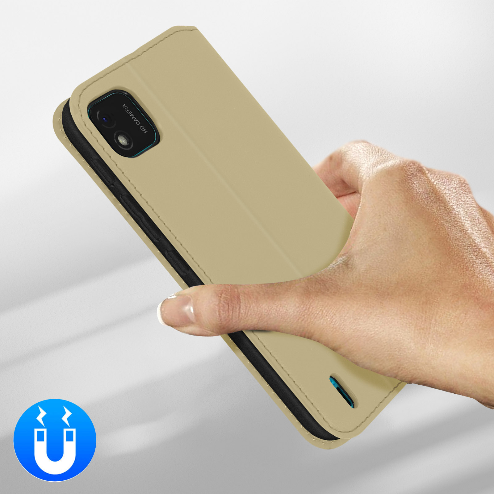 Mano che tiene una custodia per telefono color cuoio con ritaglio fotocamera e simbolo magnetico.