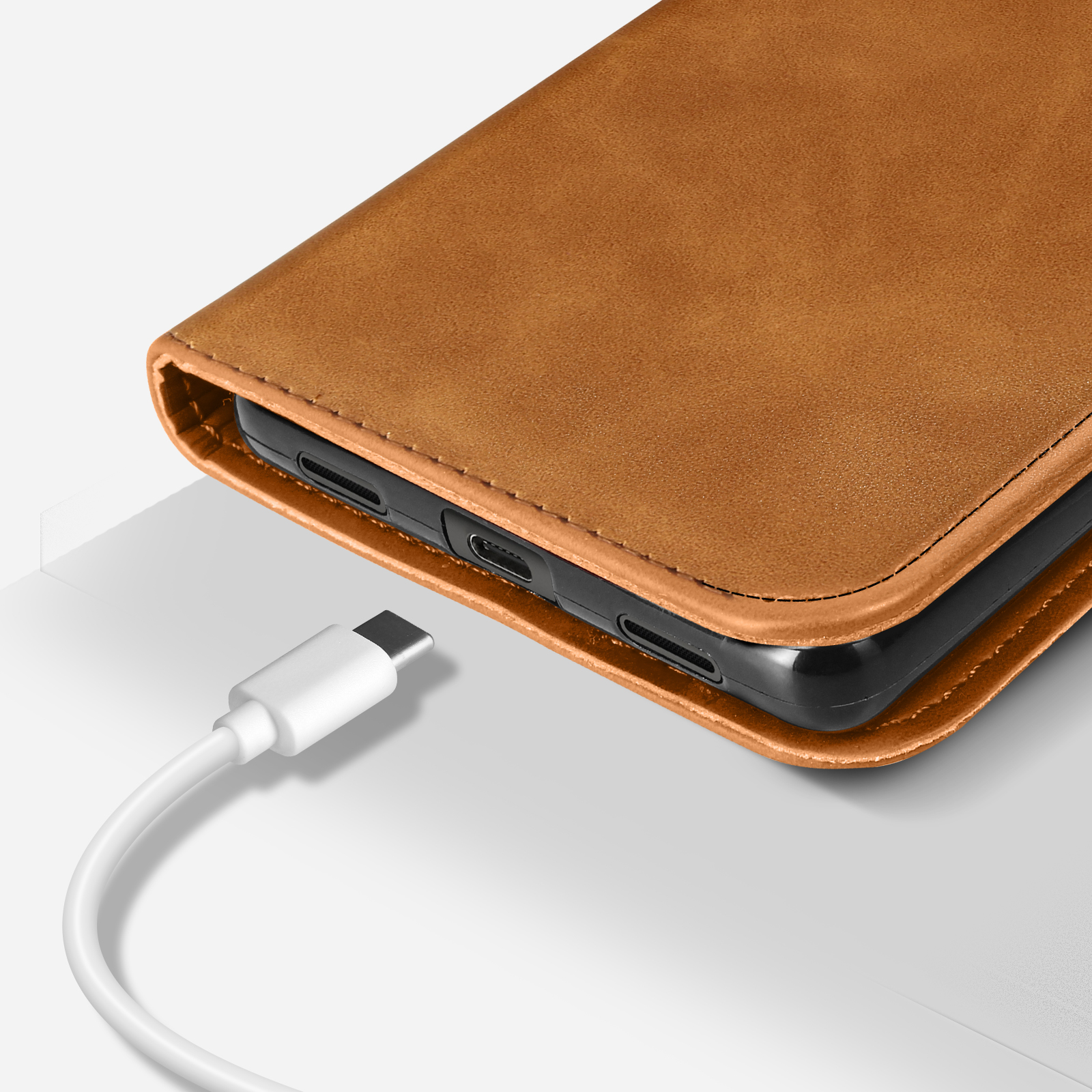 Een bruine leren telefoonhoes met een witte USB-C kabel aangesloten.