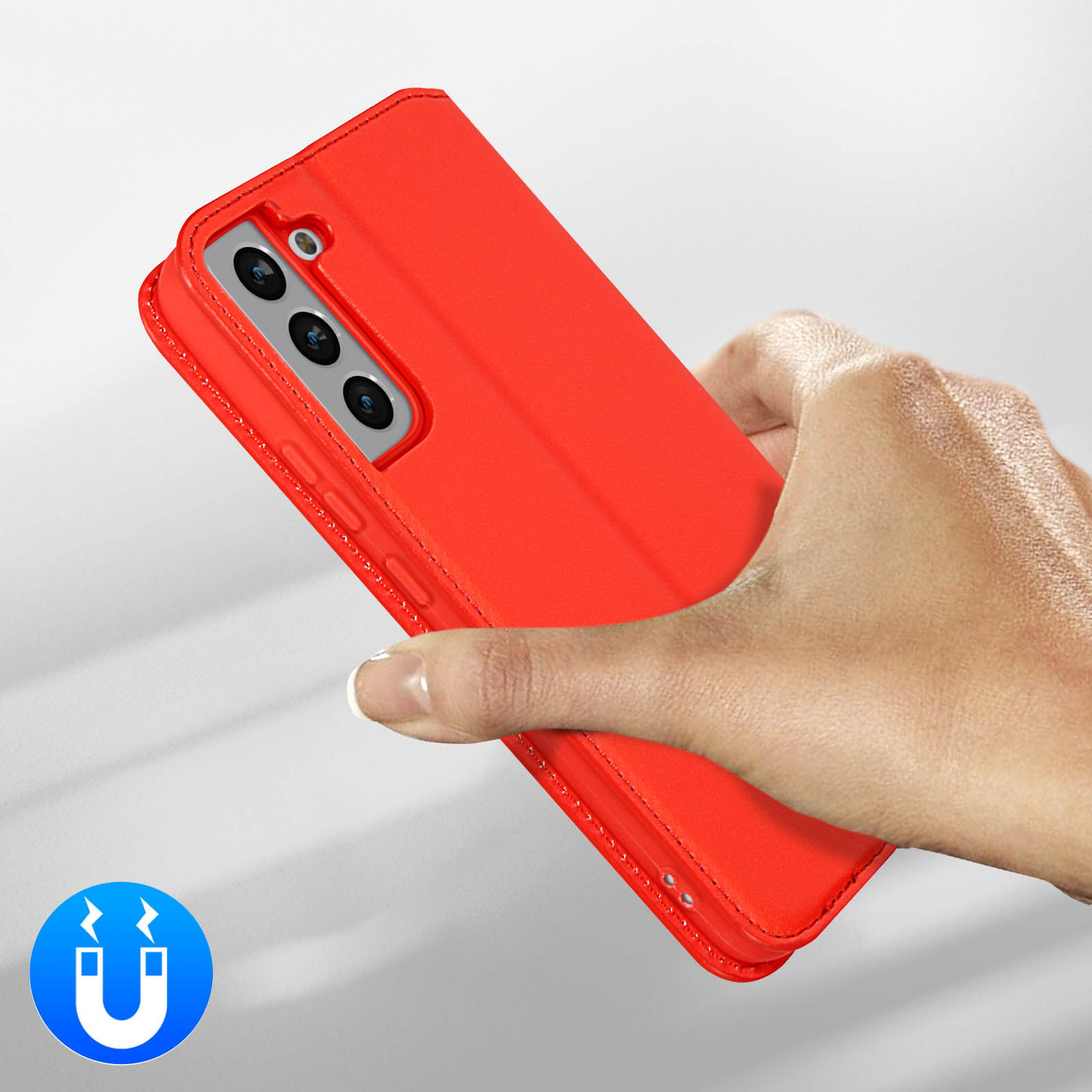 Een hand houdt een rode telefoonhoes vast met drie camera's en een magneeticoon.