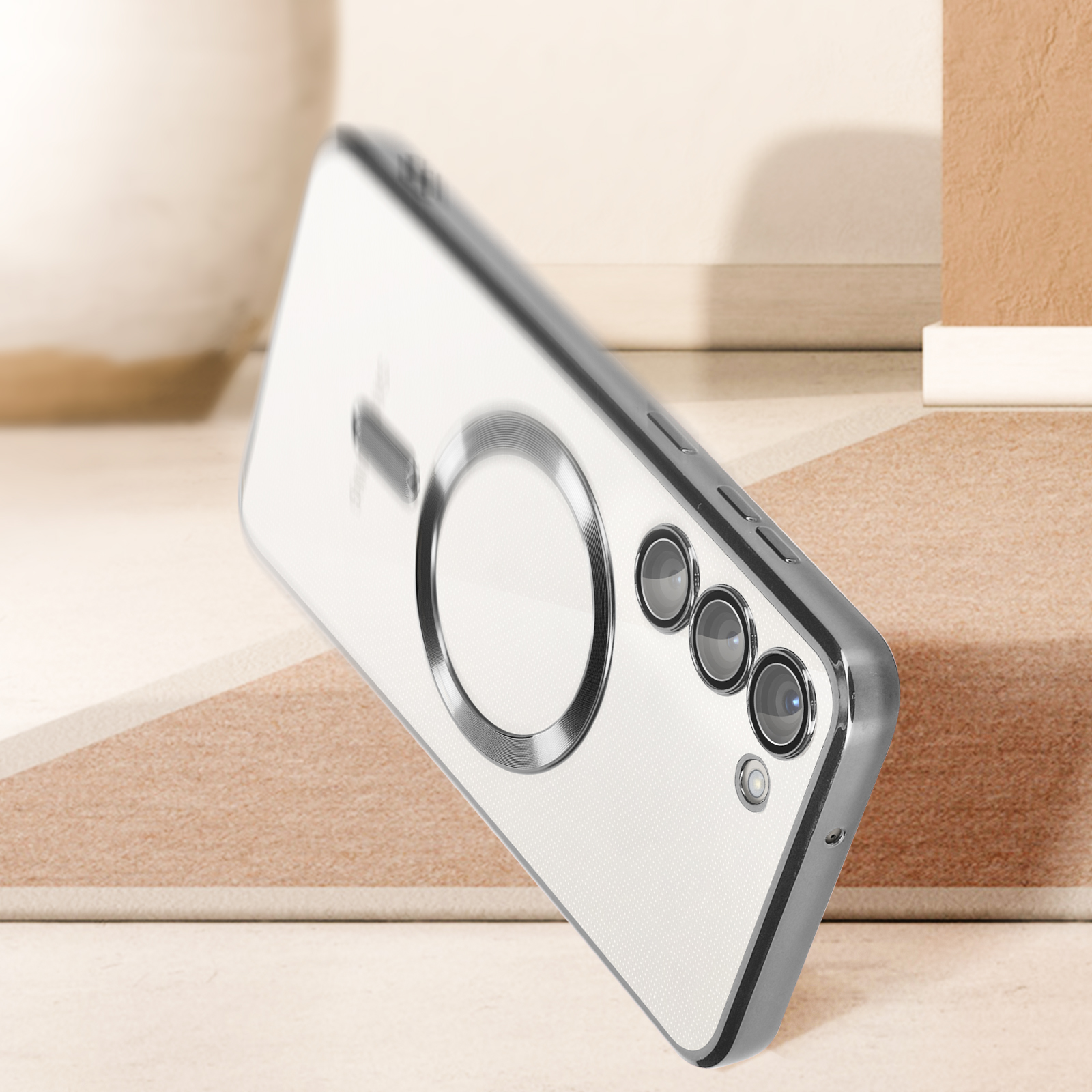 Uno smartphone bianco con cornice argentata, tre fotocamere e un anello circolare.