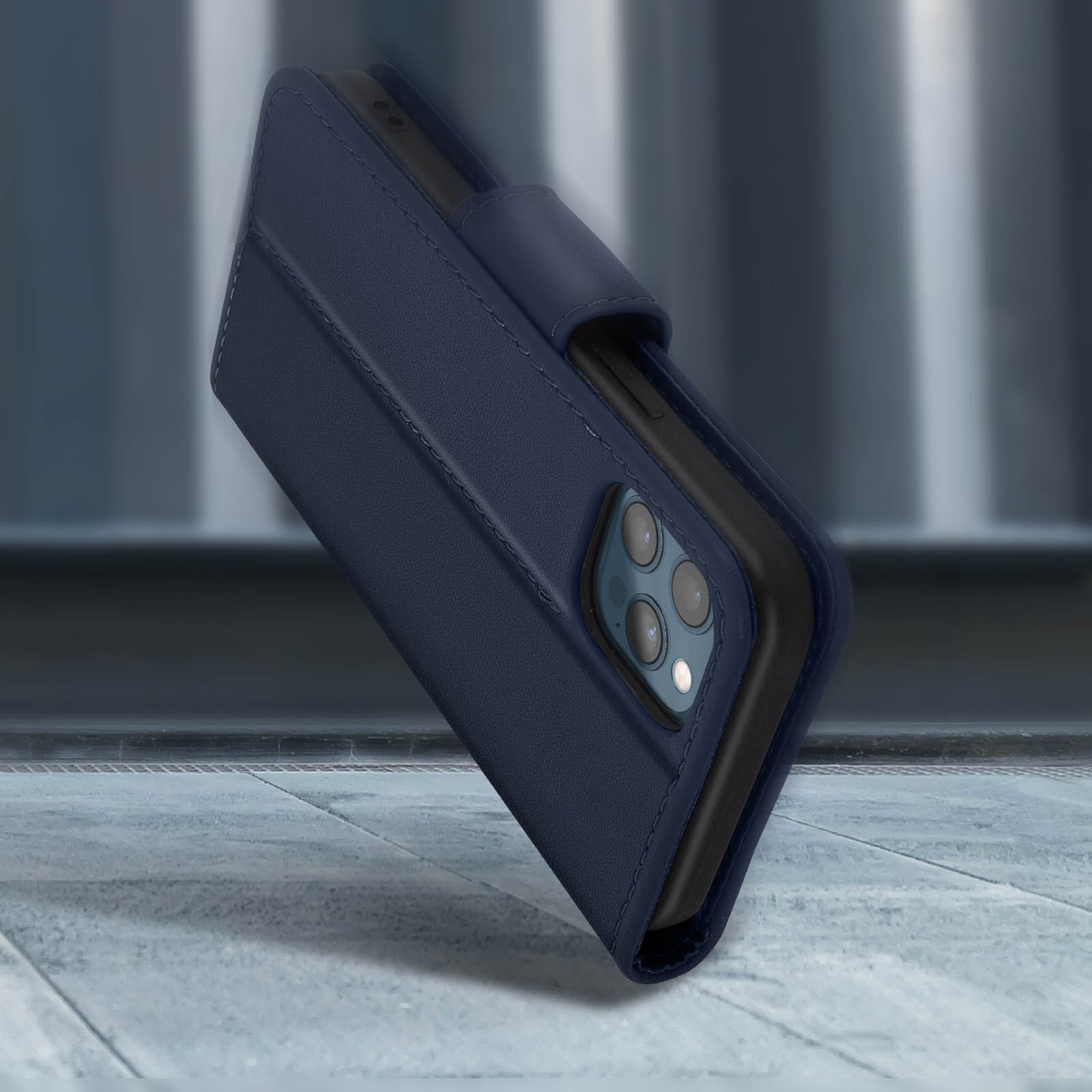 Donkerblauwe leren flipcase voor smartphone met drie achterste cameralenzen.