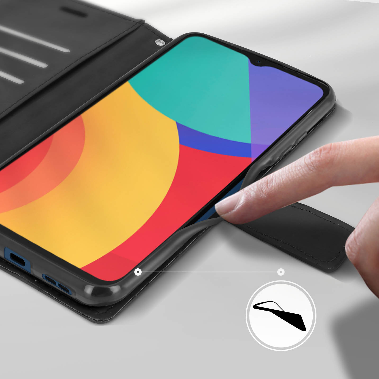 Eine Hand drückt ein Smartphone in eine schwarze Hülle. Der Bildschirm zeigt bunte Kreise.