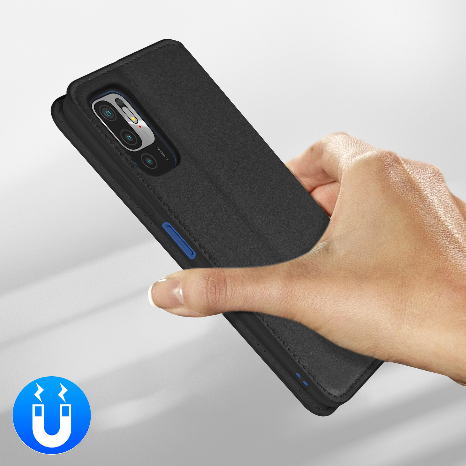 Een hand houdt een zwarte telefoonhoes over een smartphone met drie camera's.