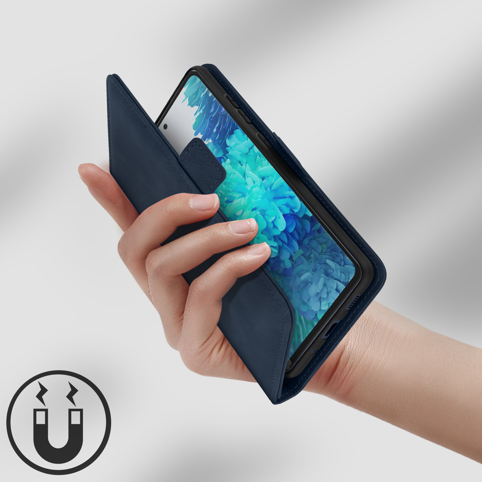 Une main tient un étui de téléphone bleu à fermeture magnétique. Icône d'aimant à gauche.