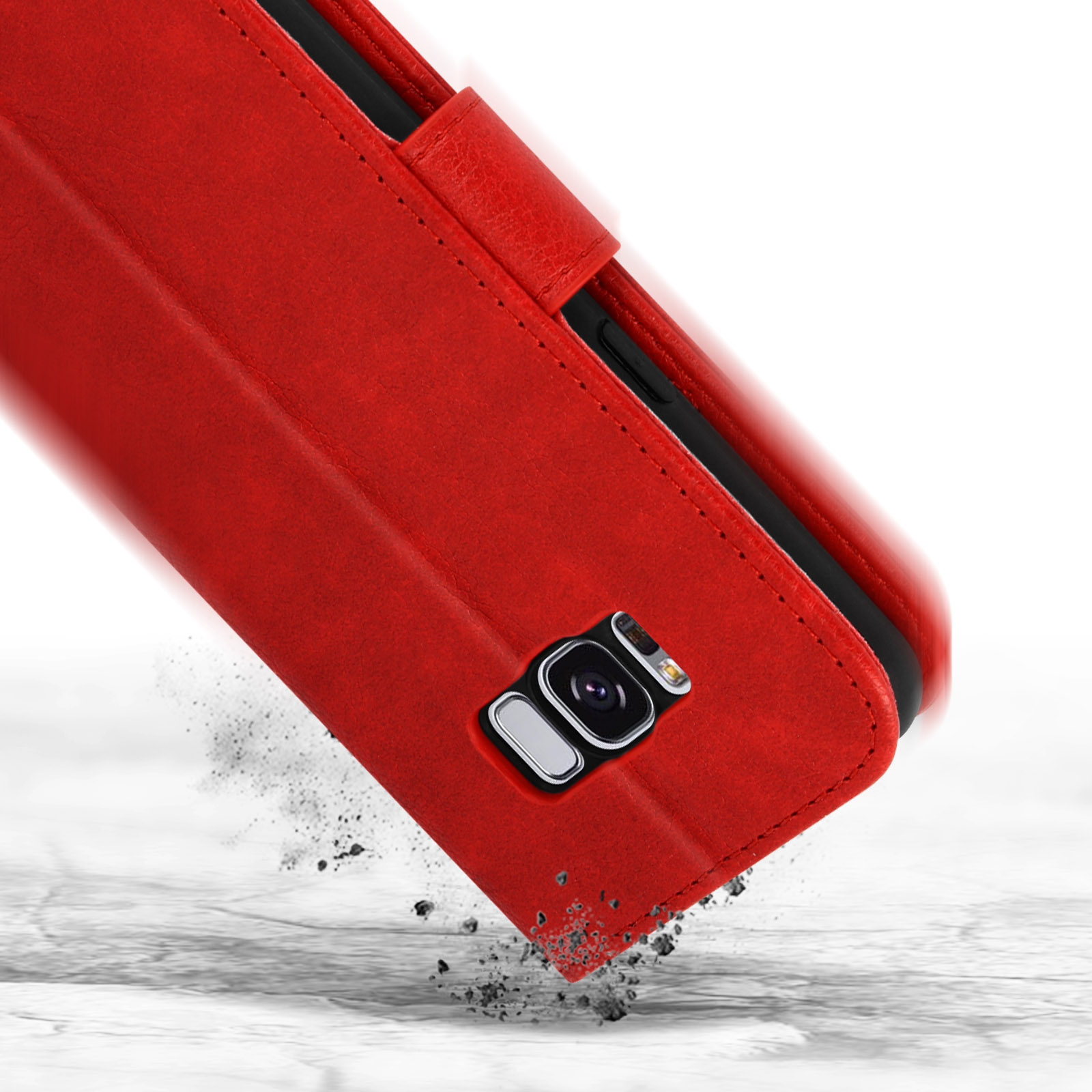 Étui de téléphone en cuir rouge avec découpe caméra tombant, poussière dispersée.