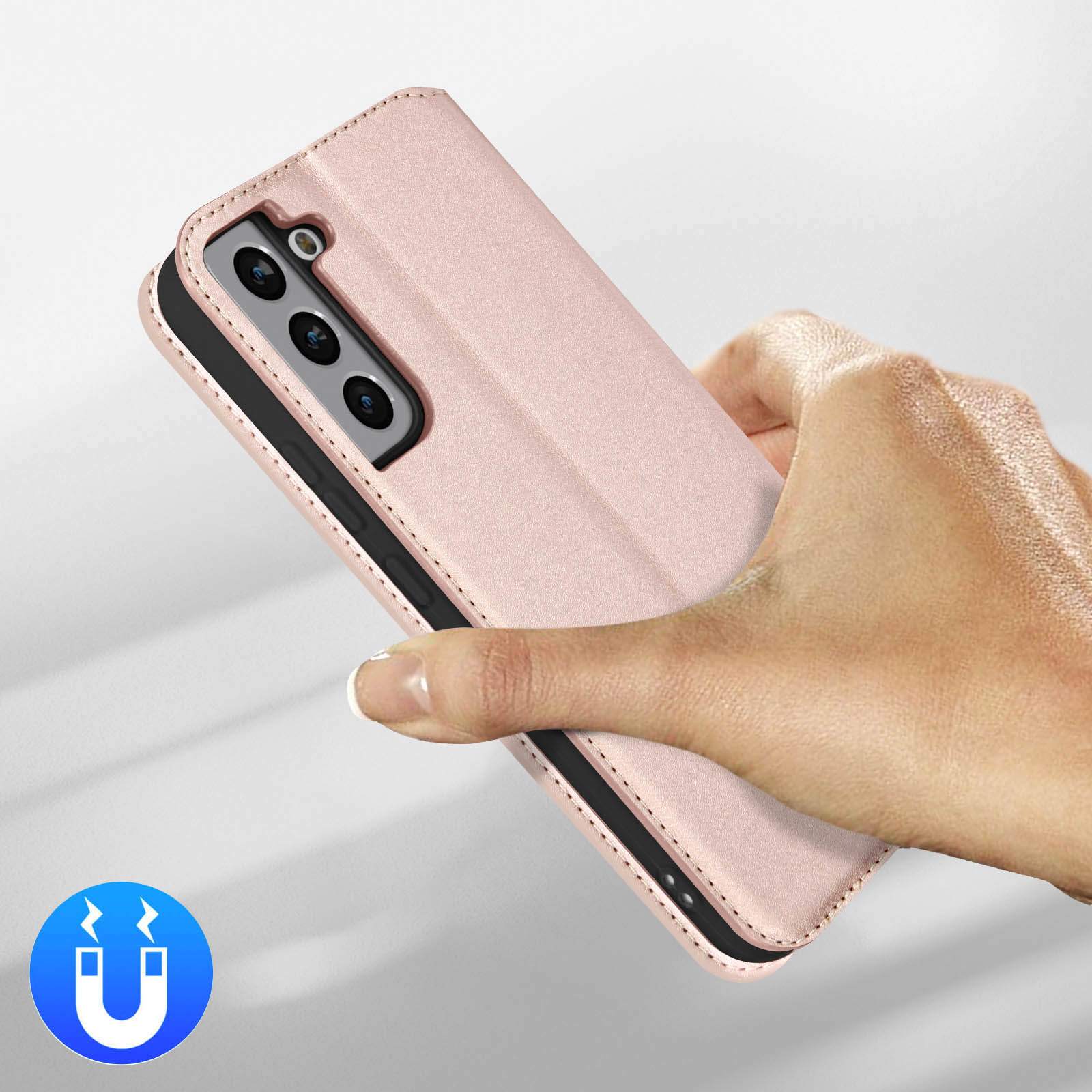 Une main tient un étui de téléphone rose avec une icône d'aimant.