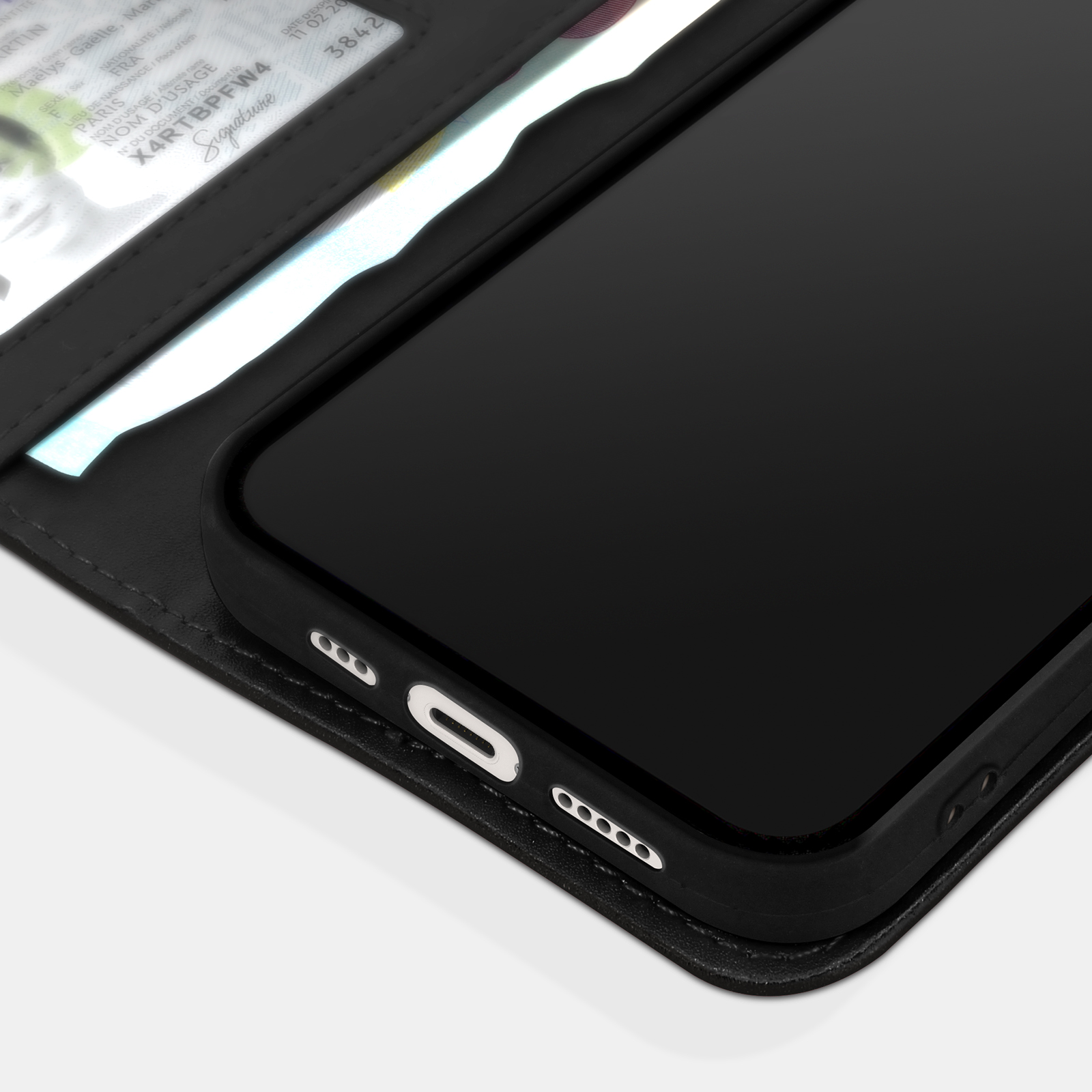 Een zwarte smartphone in een zwarte hoes, met identiteitsdocumenten zichtbaar.