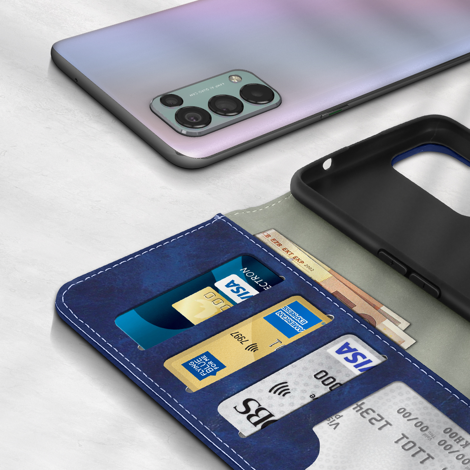 Un smartphone repose sur un porte-cartes bleu avec cartes de crédit et billets.