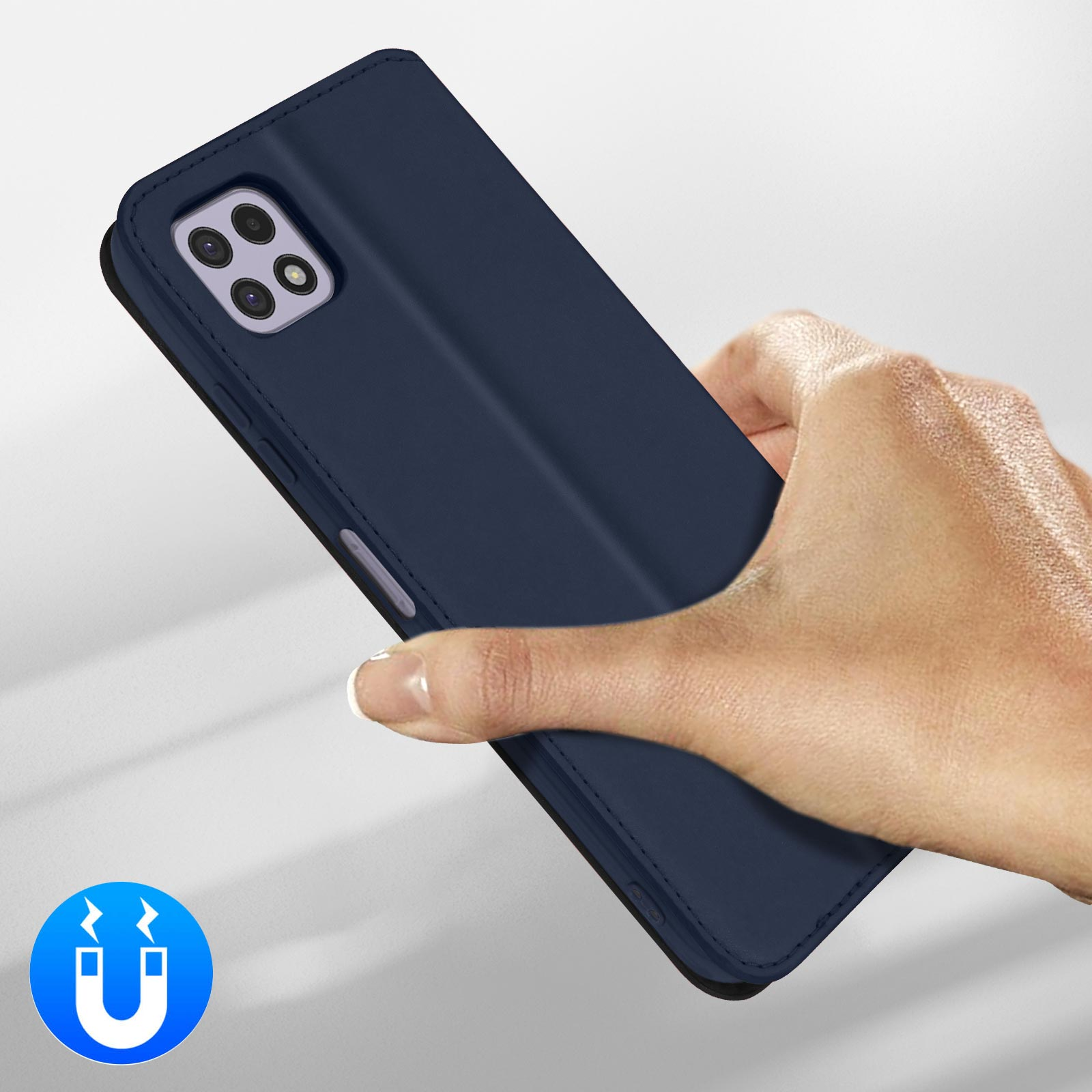 Main tenant un étui de téléphone bleu foncé avec découpe caméra et icône de fermeture magnétique.
