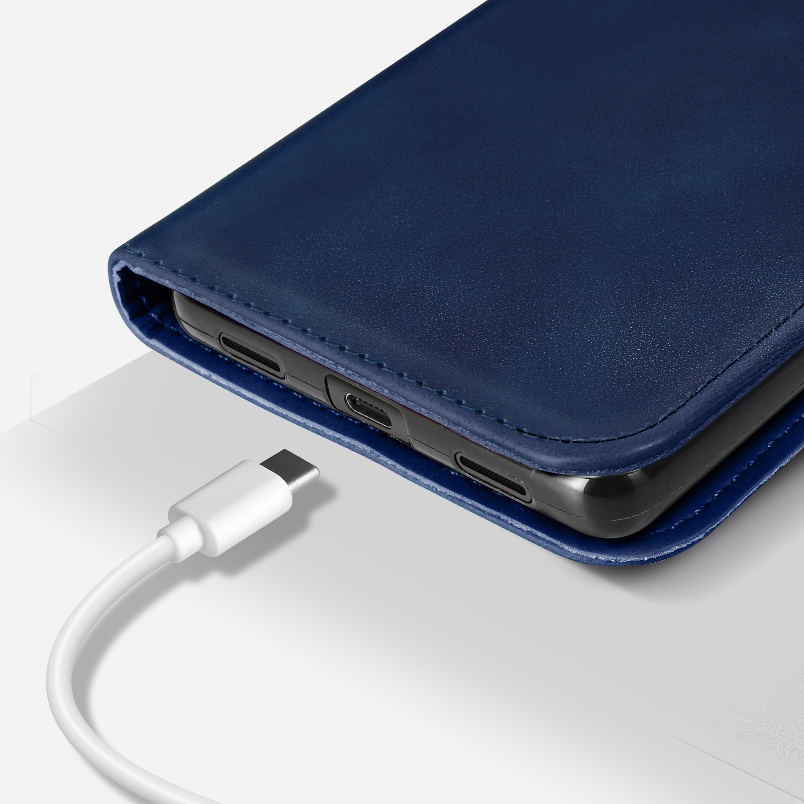 Blauw telefoonhoesje met een USB-C oplaadkabel ernaast.