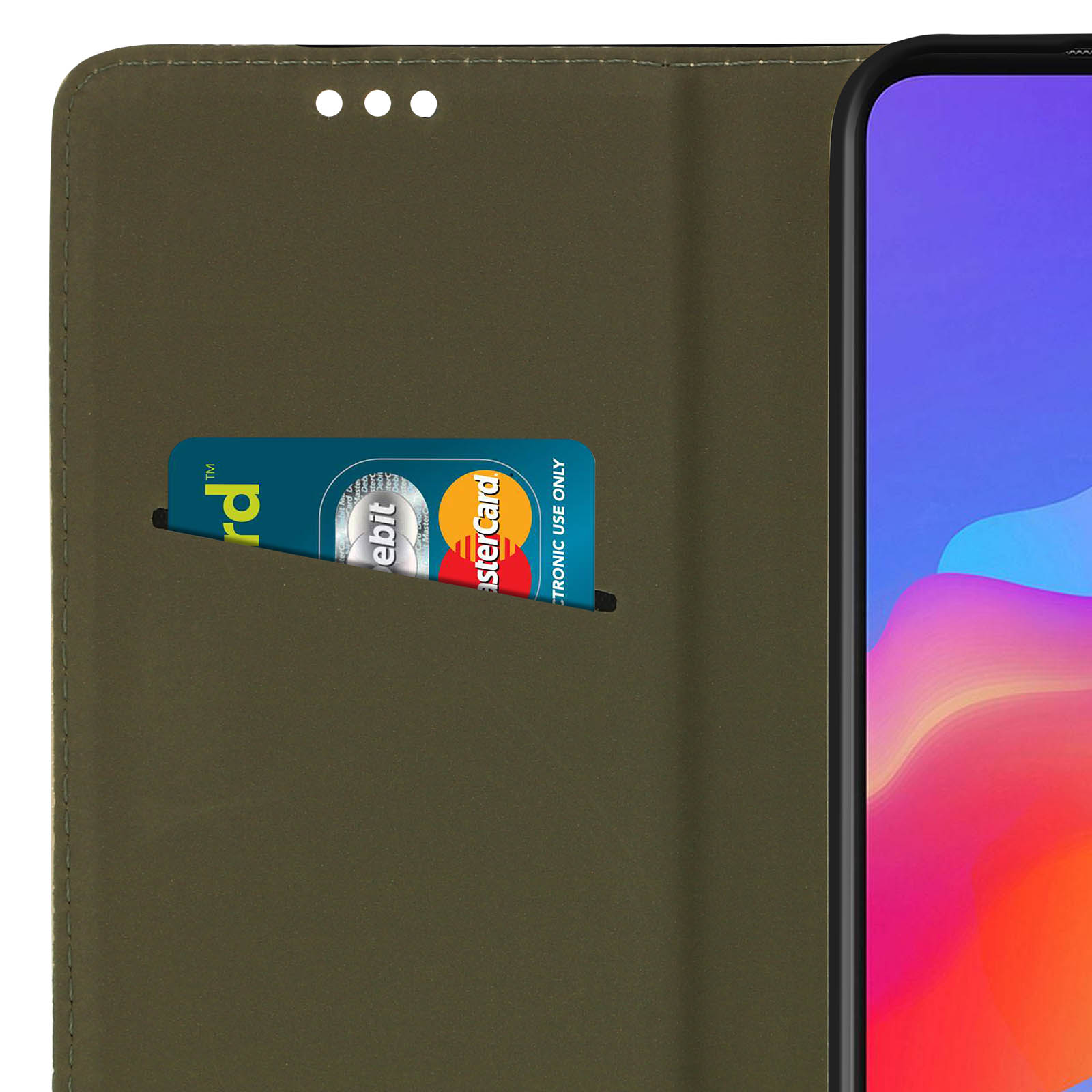 Un téléphone dans un étui vert avec une carte Mastercard insérée.
