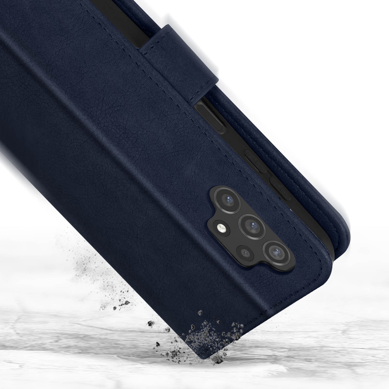 Une coque de téléphone bleu foncé avec protection pour appareil photo tombant sur une surface en marbre.