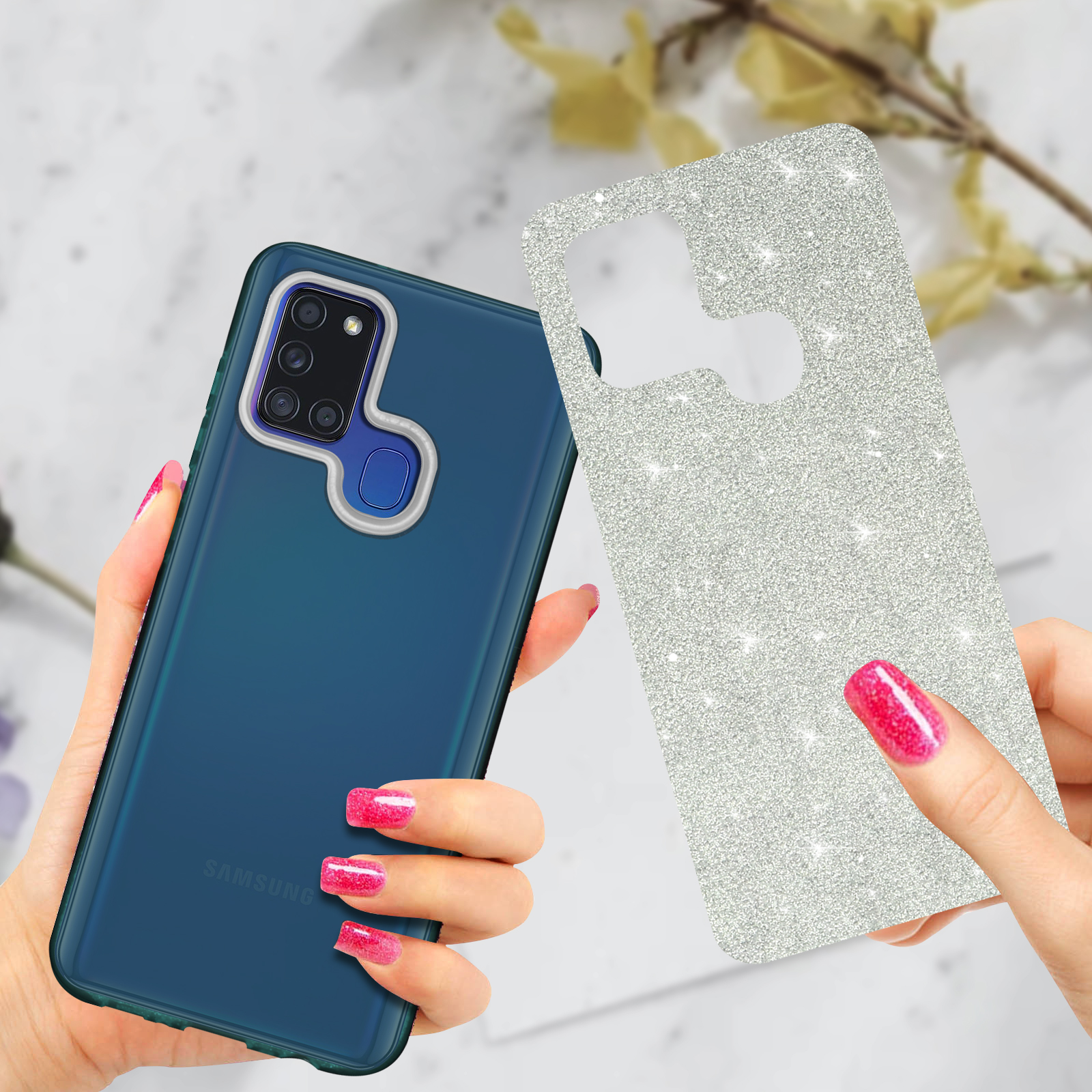 Des mains tiennent un smartphone bleu et une coque de téléphone scintillante.