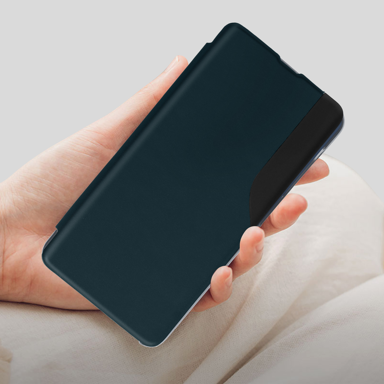 Una mano tiene una custodia per telefono blu scuro con accento nero.