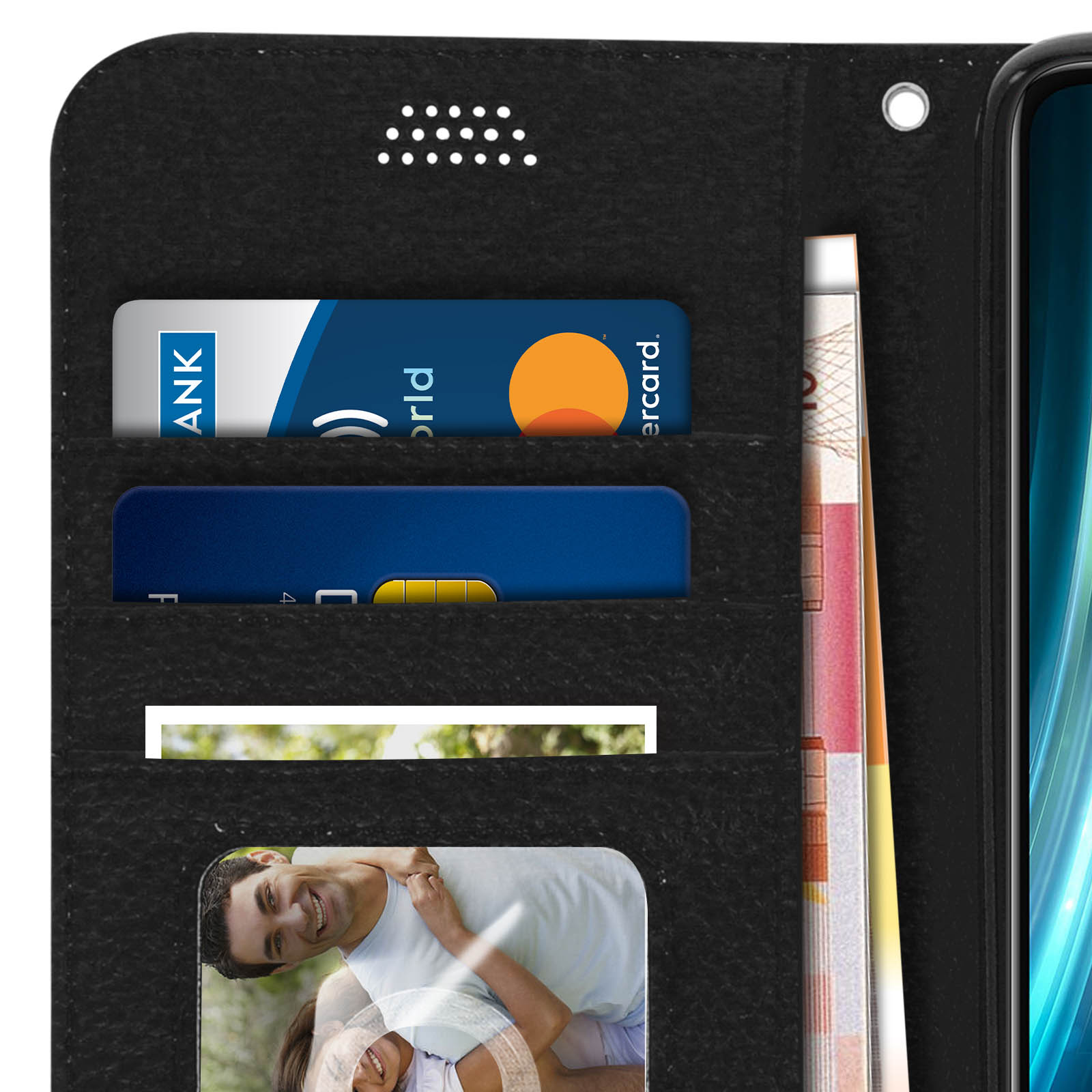 Étui de téléphone noir avec fentes pour cartes et photo. Gros plan.