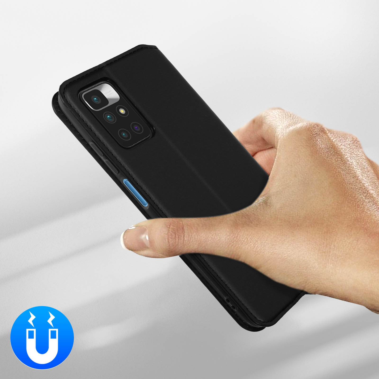 Une main tient un étui de téléphone noir avec des objectifs d'appareil photo et un bouton bleu.