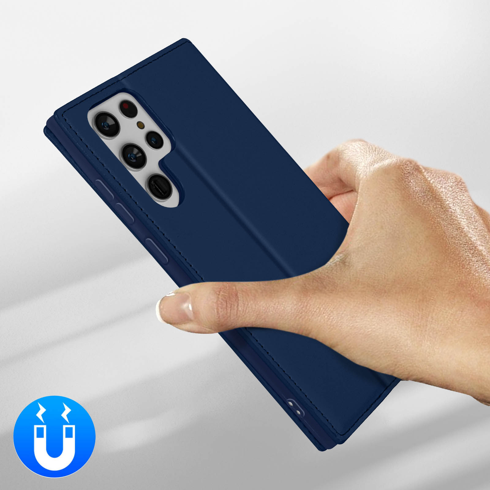Une main tient un étui de téléphone bleu foncé avec plusieurs objectifs.