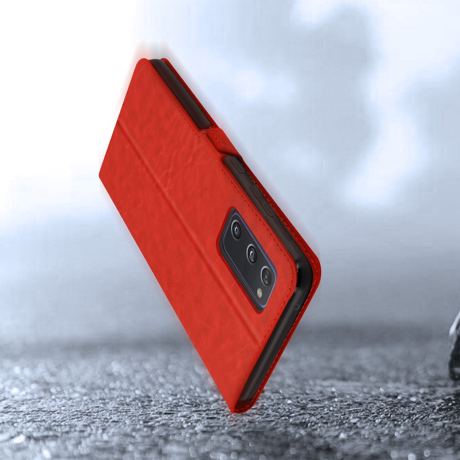 Étui de téléphone rouge avec appareils photo sur surface rugueuse.