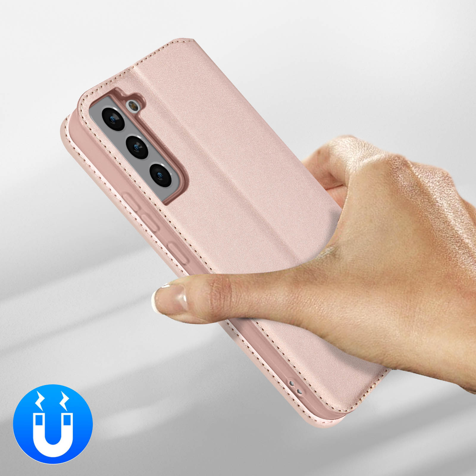 Une main tient un étui de téléphone rose à fermeture magnétique.