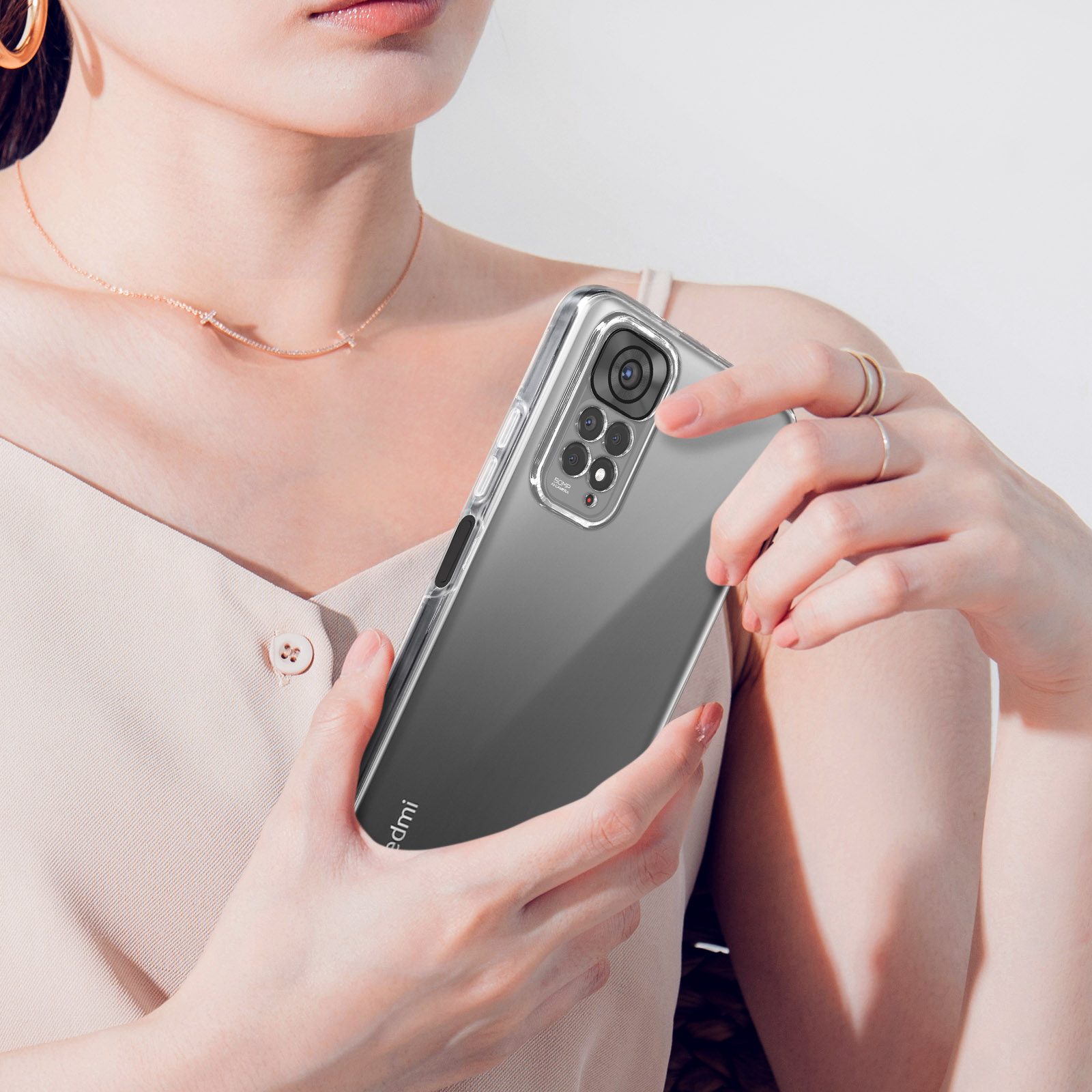 Una donna tiene un telefono trasparente con quattro fotocamere.