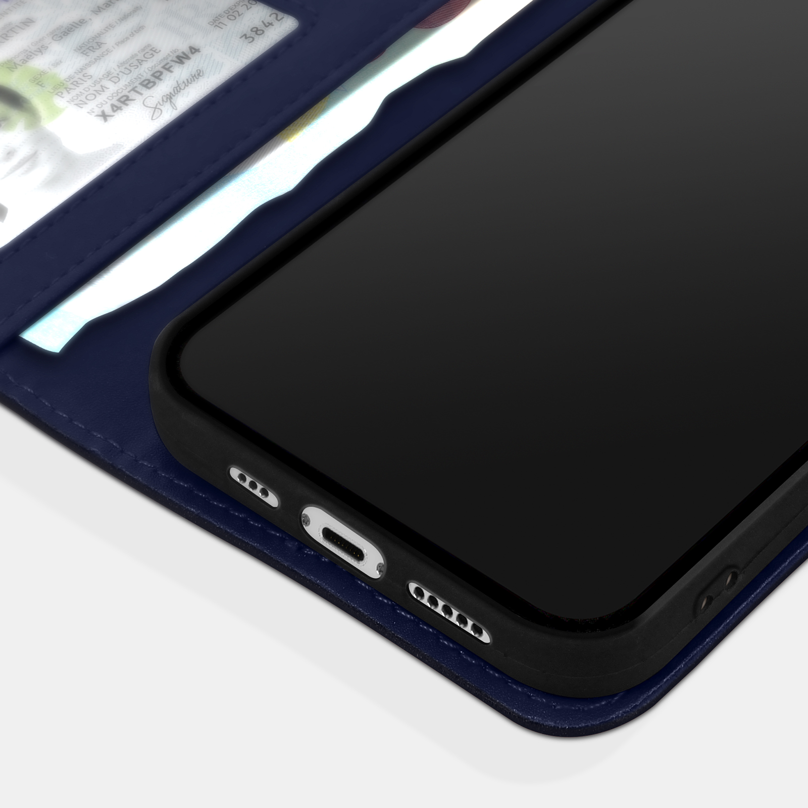 Donkerblauwe telefoonhoes met ID-kaart en telefoon.