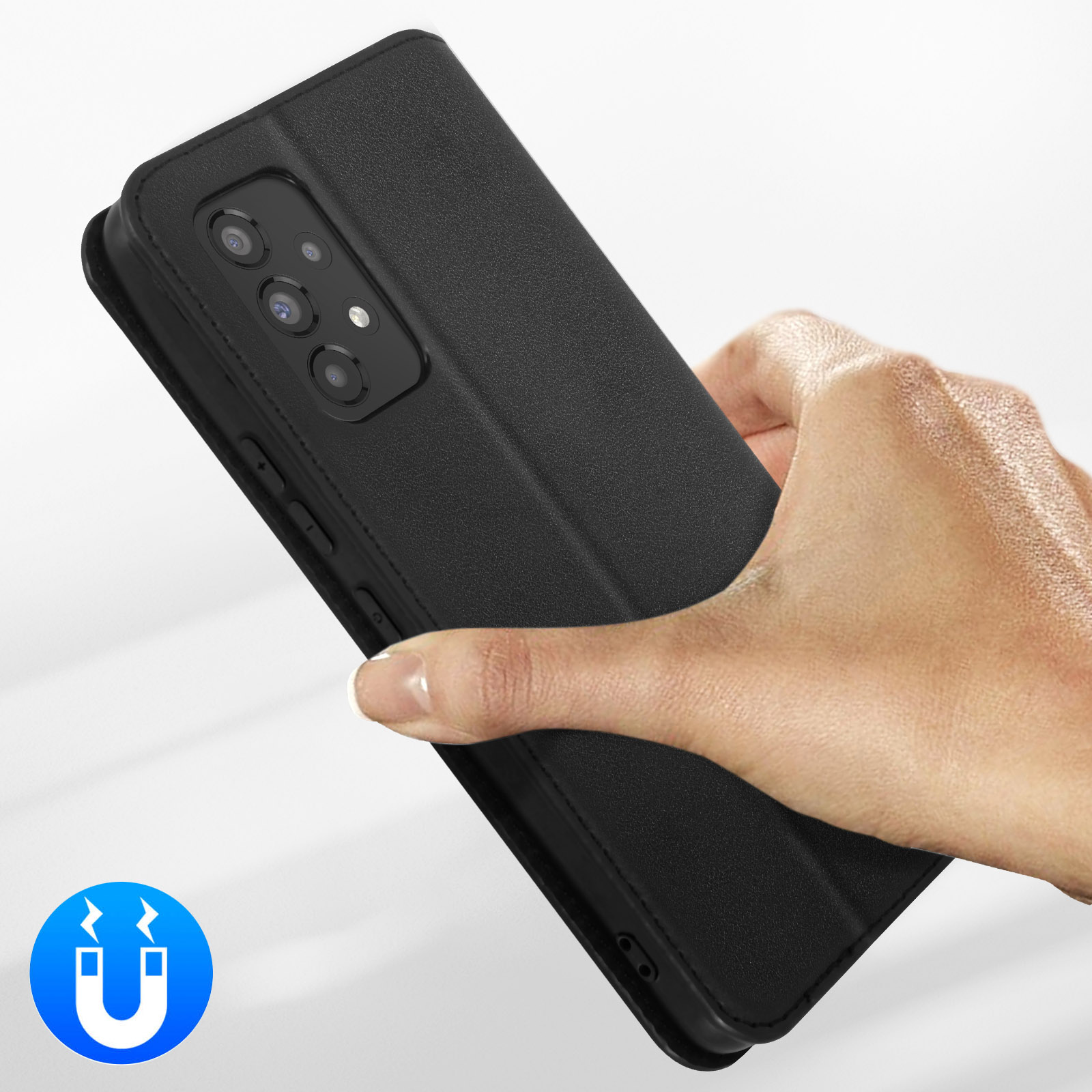 Een hand houdt een zwarte telefoonhoes met drie camera's vast. Magneet-icoon.
