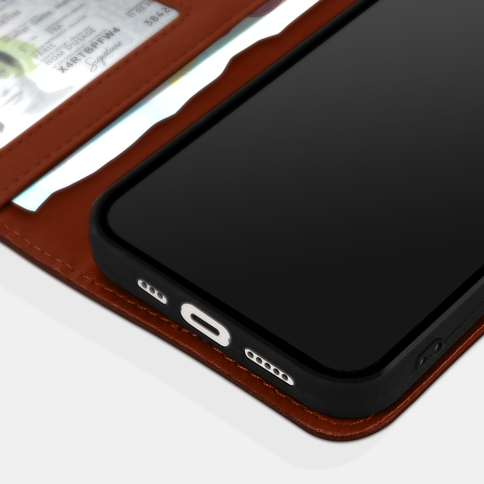 Een smartphone in een bruine lederen hoes, naast een identiteitsbewijs.