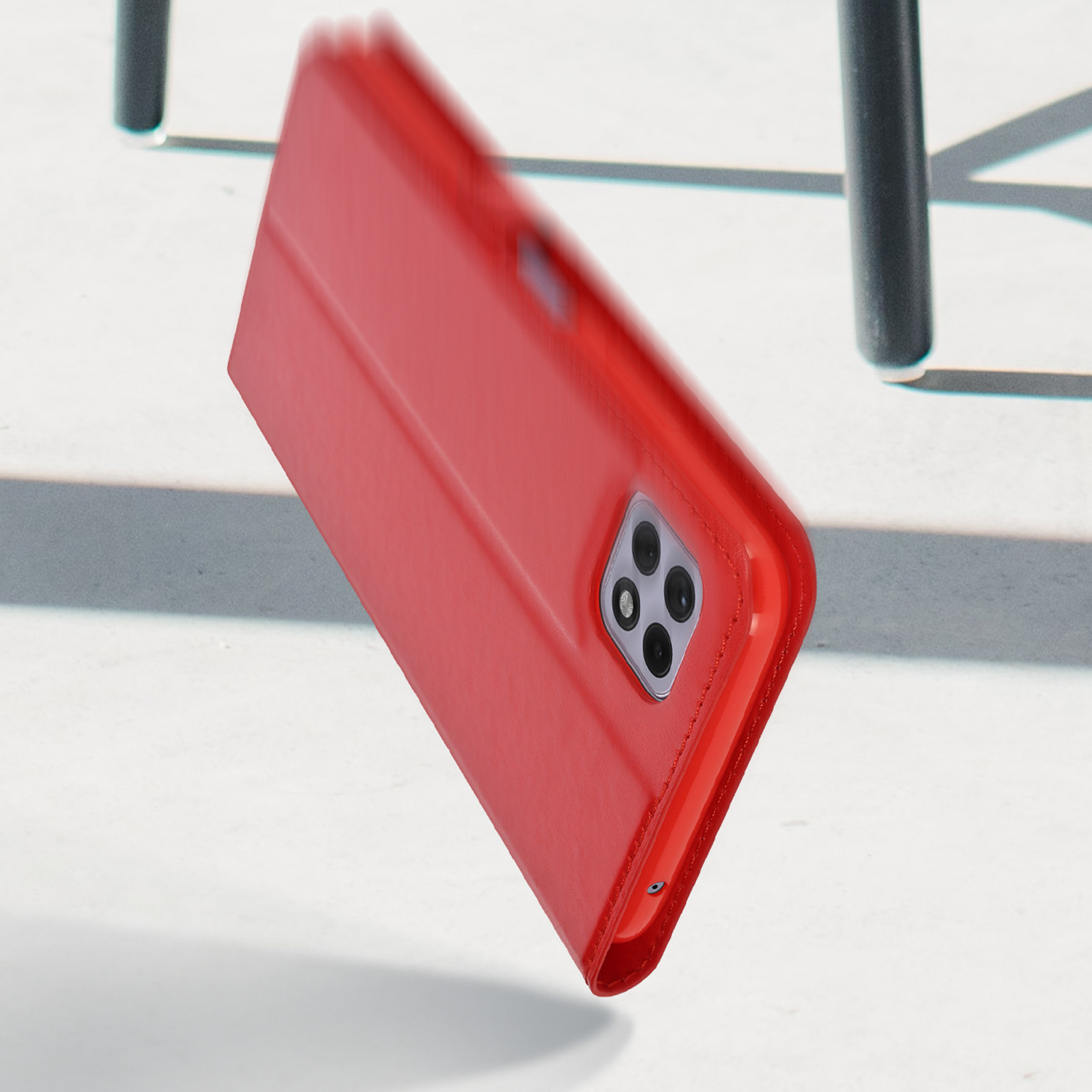 Étui à rabat rouge pour téléphone portable avec module caméra, flottant sur fond blanc.