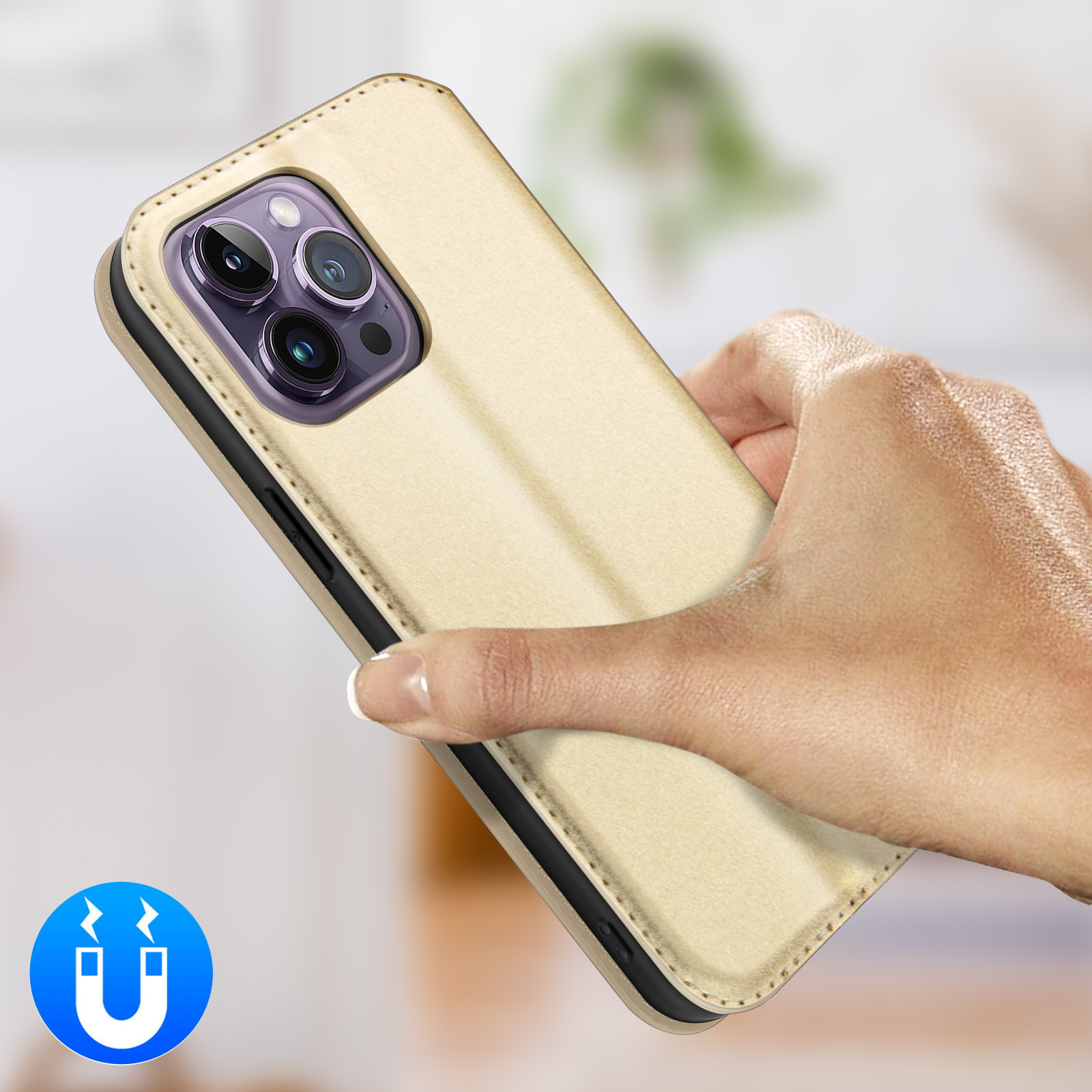 Hand houdt een lichtbruine telefoon flip case vast met camera-uitsparing en magneeticoon.
