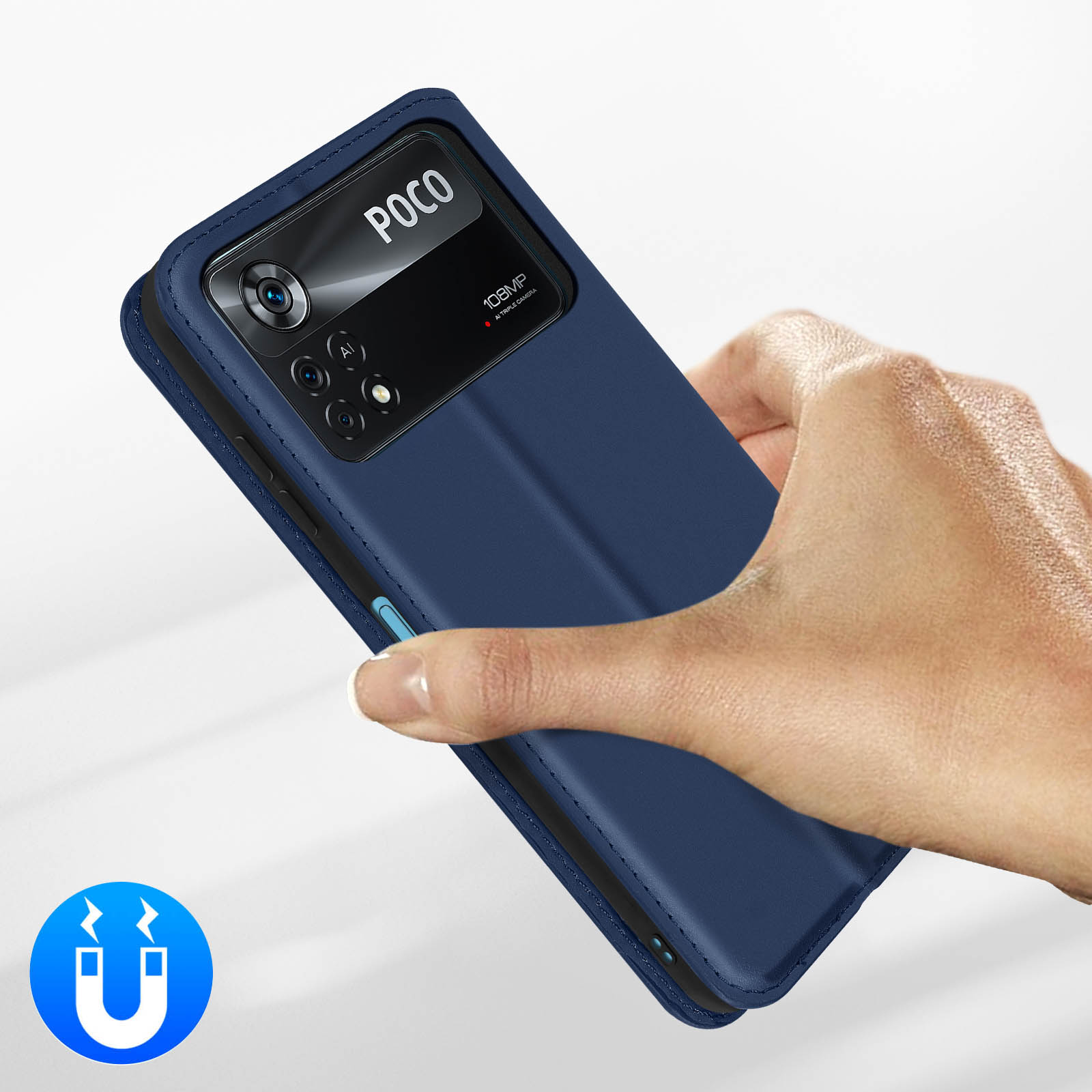 Une main tient un téléphone bleu dans un étui. Symbole magnétique en bas à gauche.