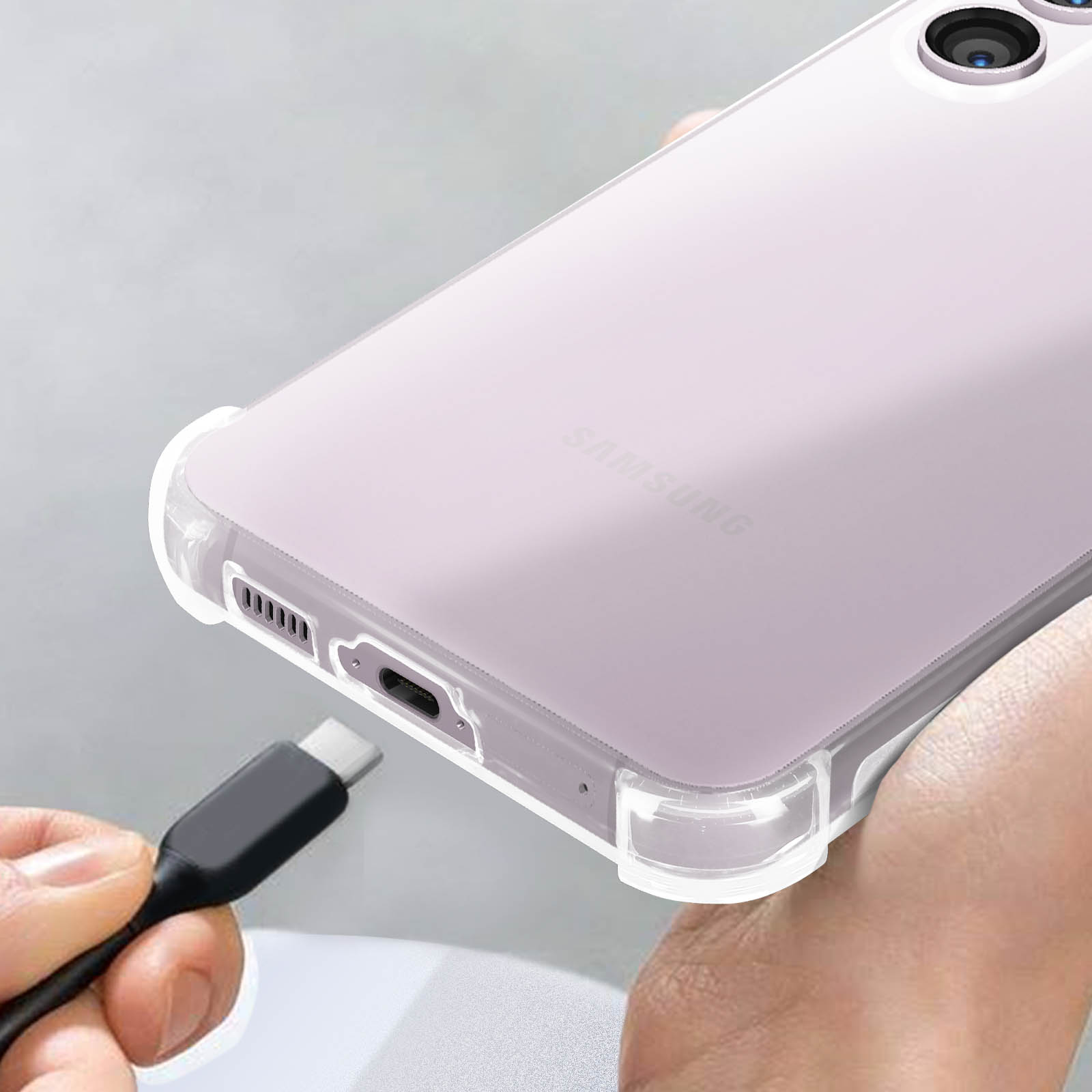 Una porta di ricarica viene collegata con un cavo USB-C.