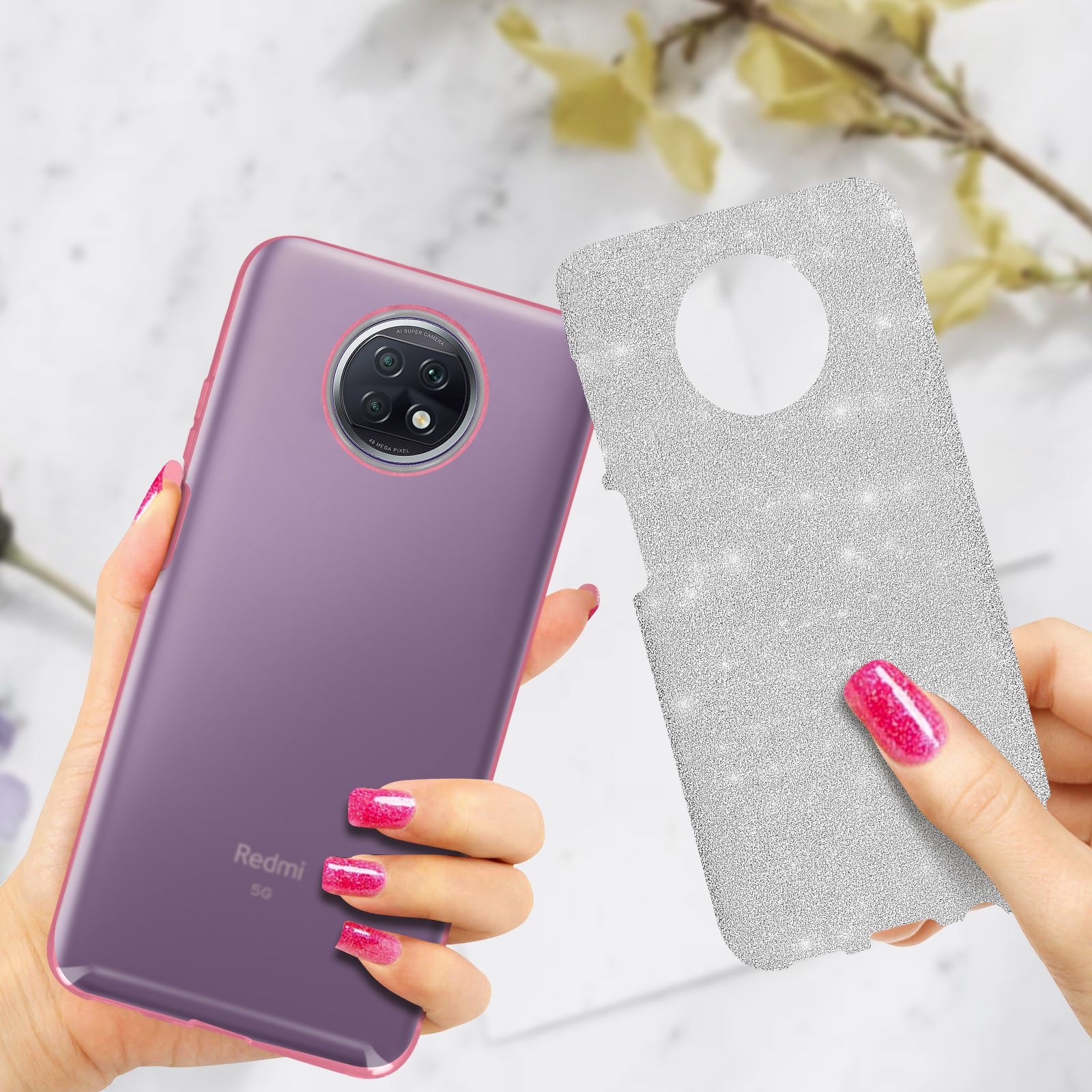 Een hand houdt een paarse telefoon vast. Een andere hand houdt een zilveren hoesje vast.