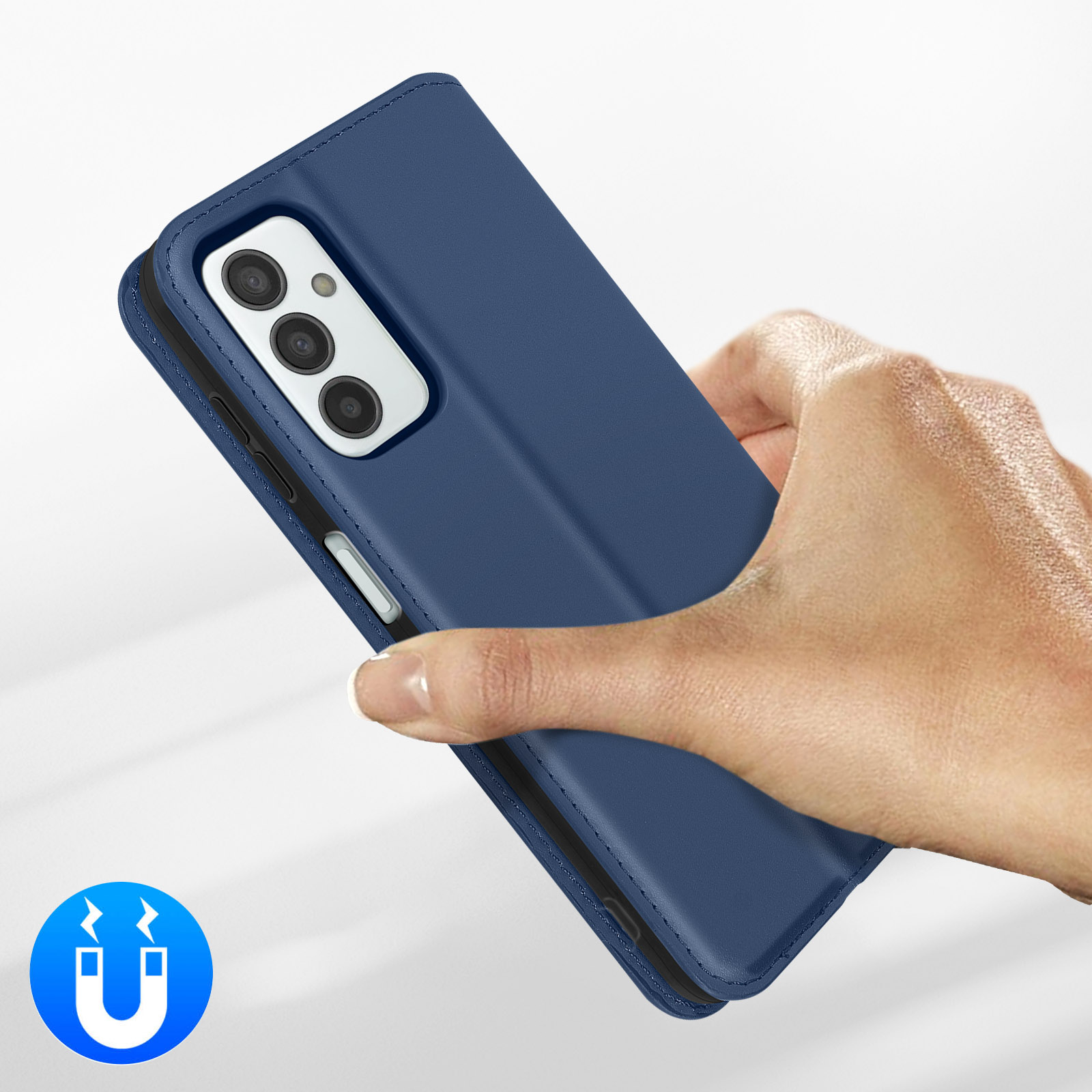 Custodia blu per telefono con tre fotocamere, tenuta da una mano.