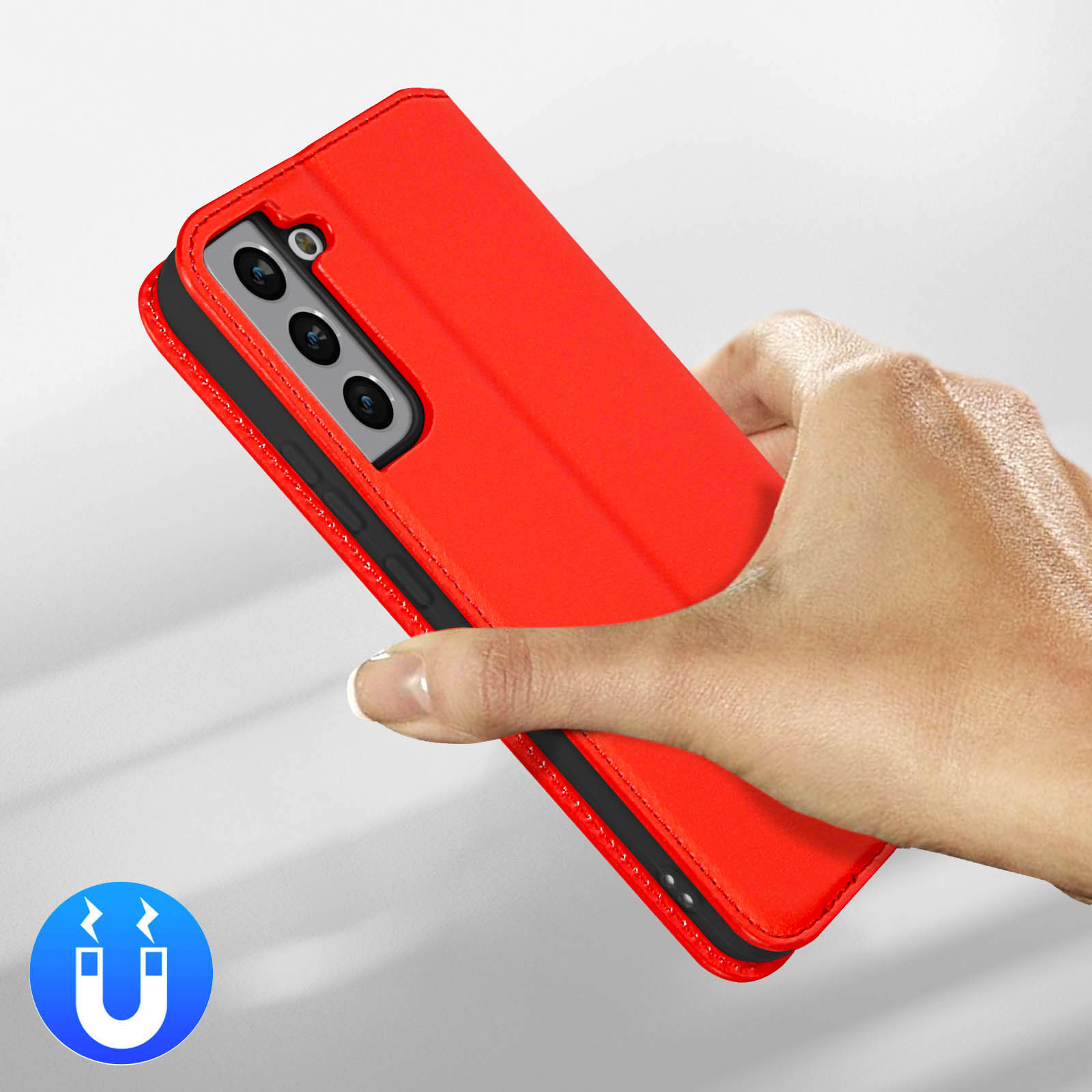 Étui de téléphone rouge à fermeture magnétique tenu par une main.