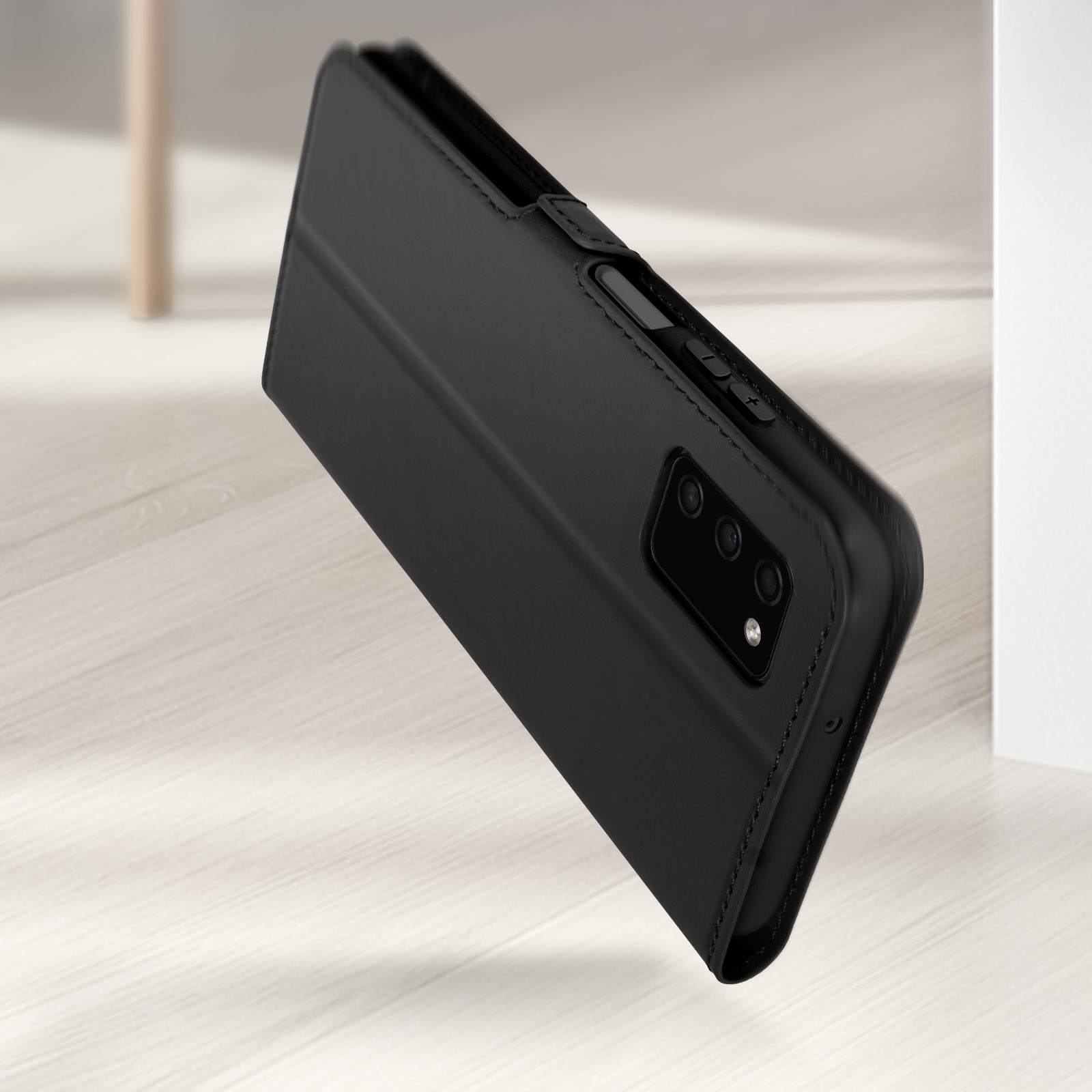 Zwarte telefoonhoes met camera's op houten vloer.