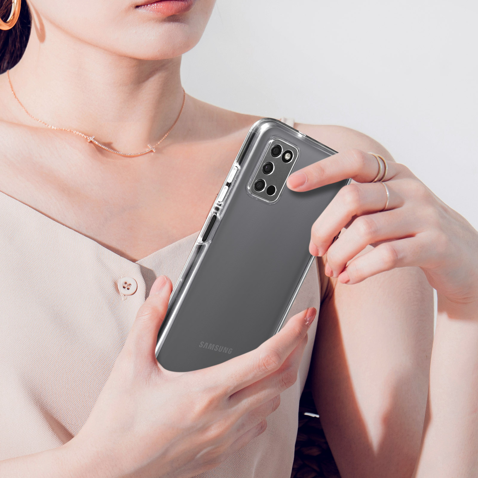 Una donna tiene un telefono trasparente con quattro fotocamere in una custodia trasparente.