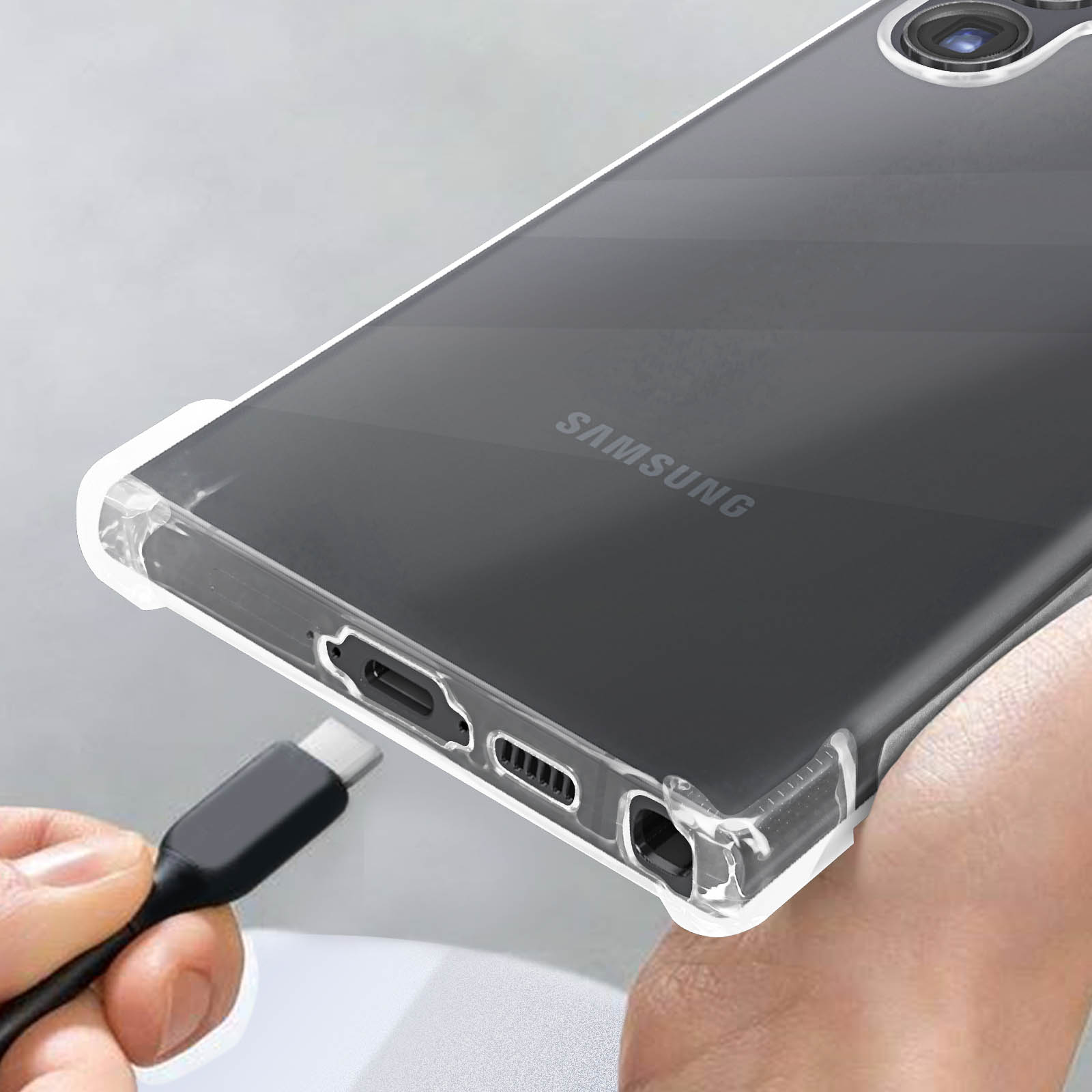 Un câble USB-C est branché dans une coque de téléphone Samsung transparente.