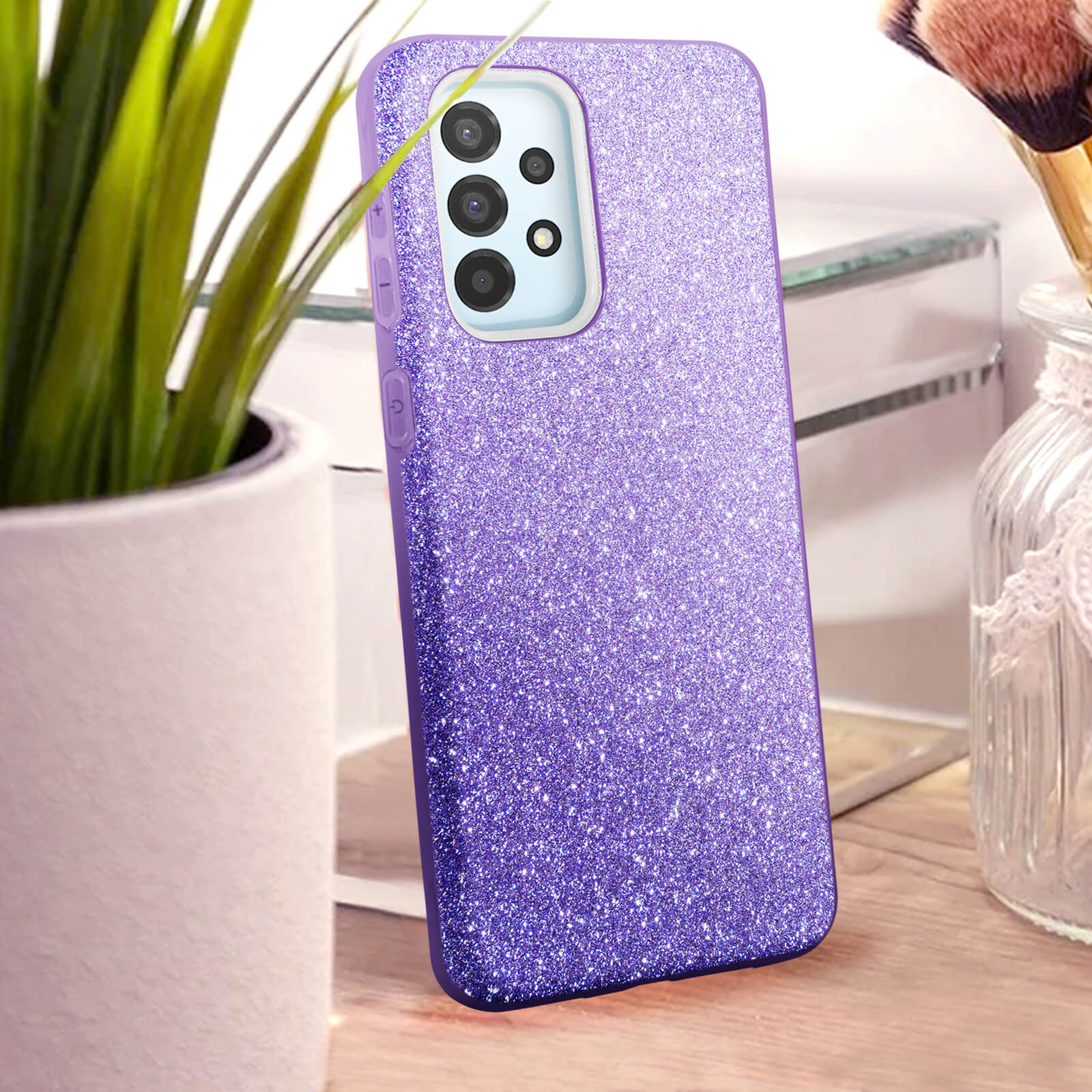 Paarse glitter telefoonhoes met camera-uitsparing op houten ondergrond.