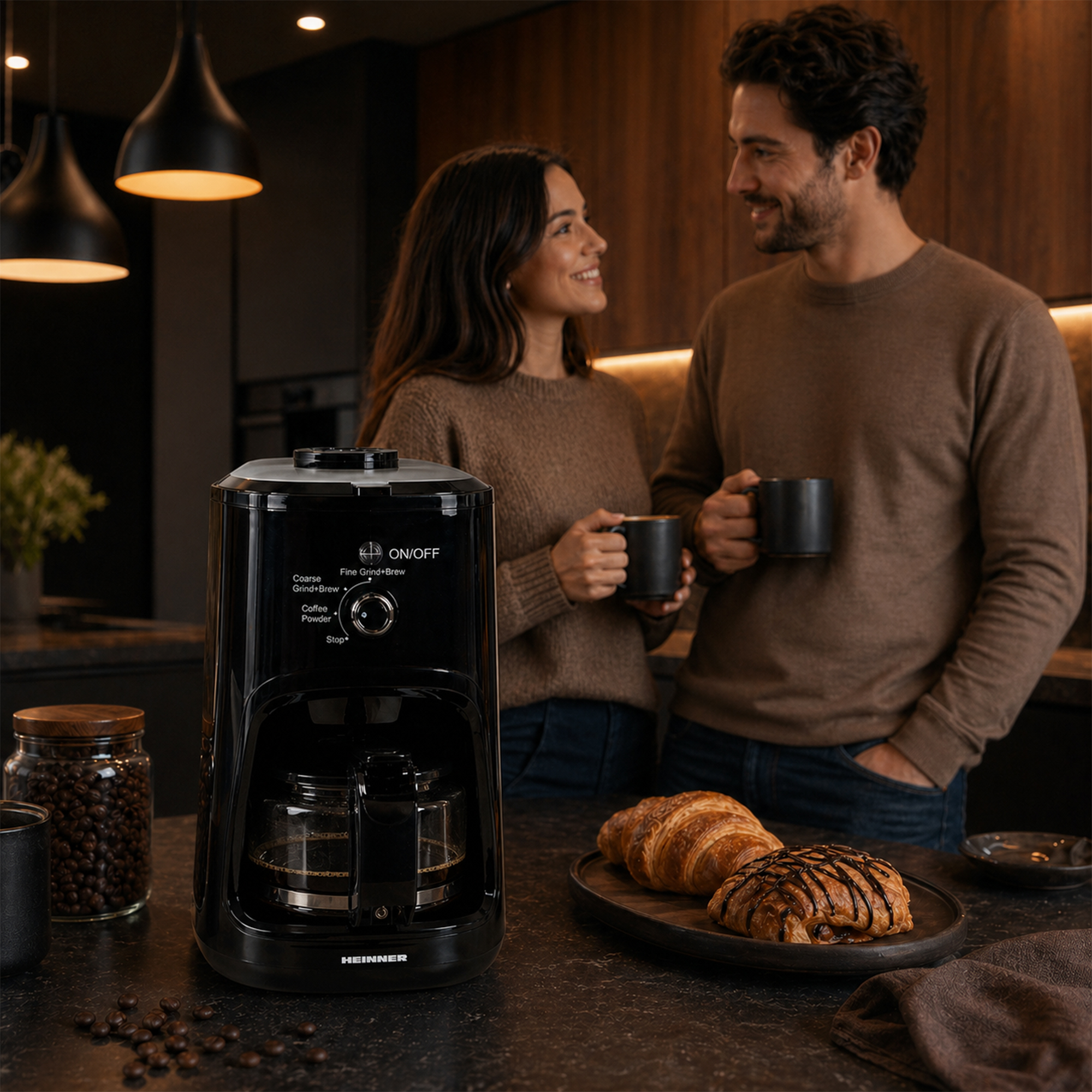 Ein Paar trinkt Kaffee in der Küche neben einer Kaffeemaschine und Gebäck.