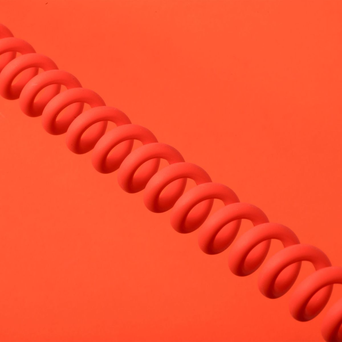 Un cordon spiralé rouge sur fond rouge.