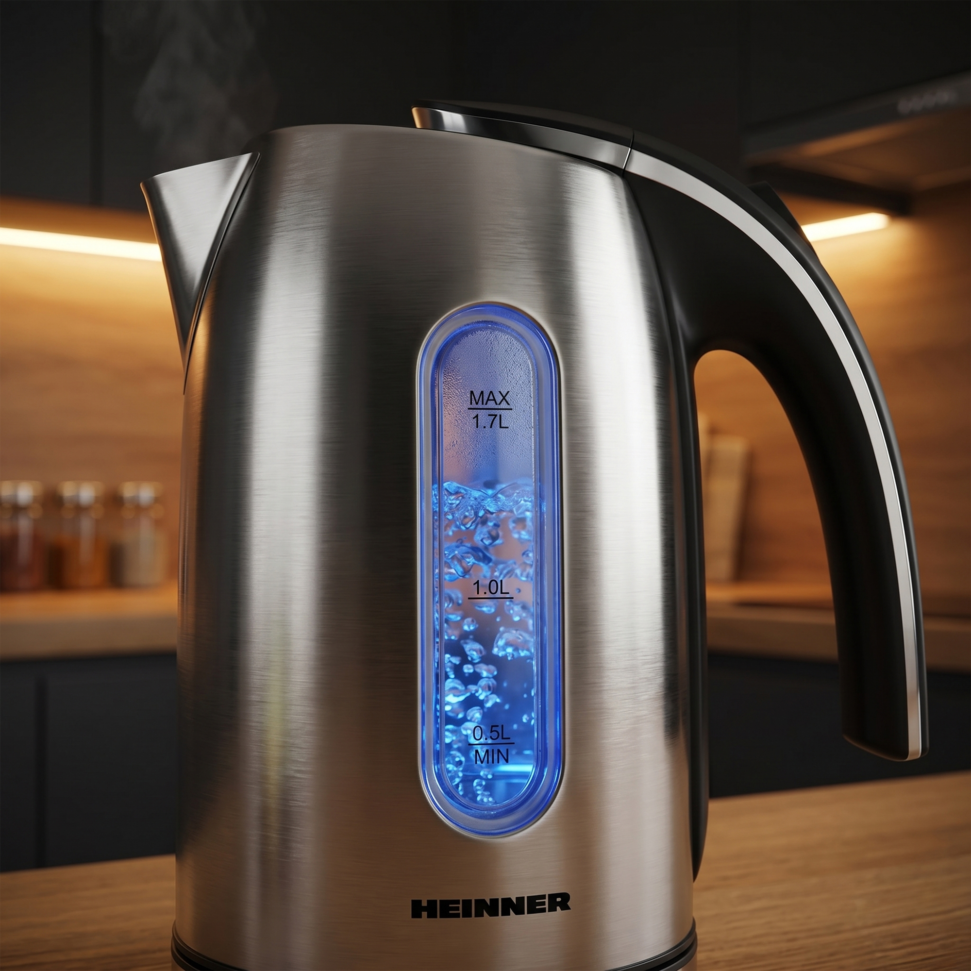 Een zilverkleurige waterkoker met blauw verlicht waterniveau op een houten tafel.