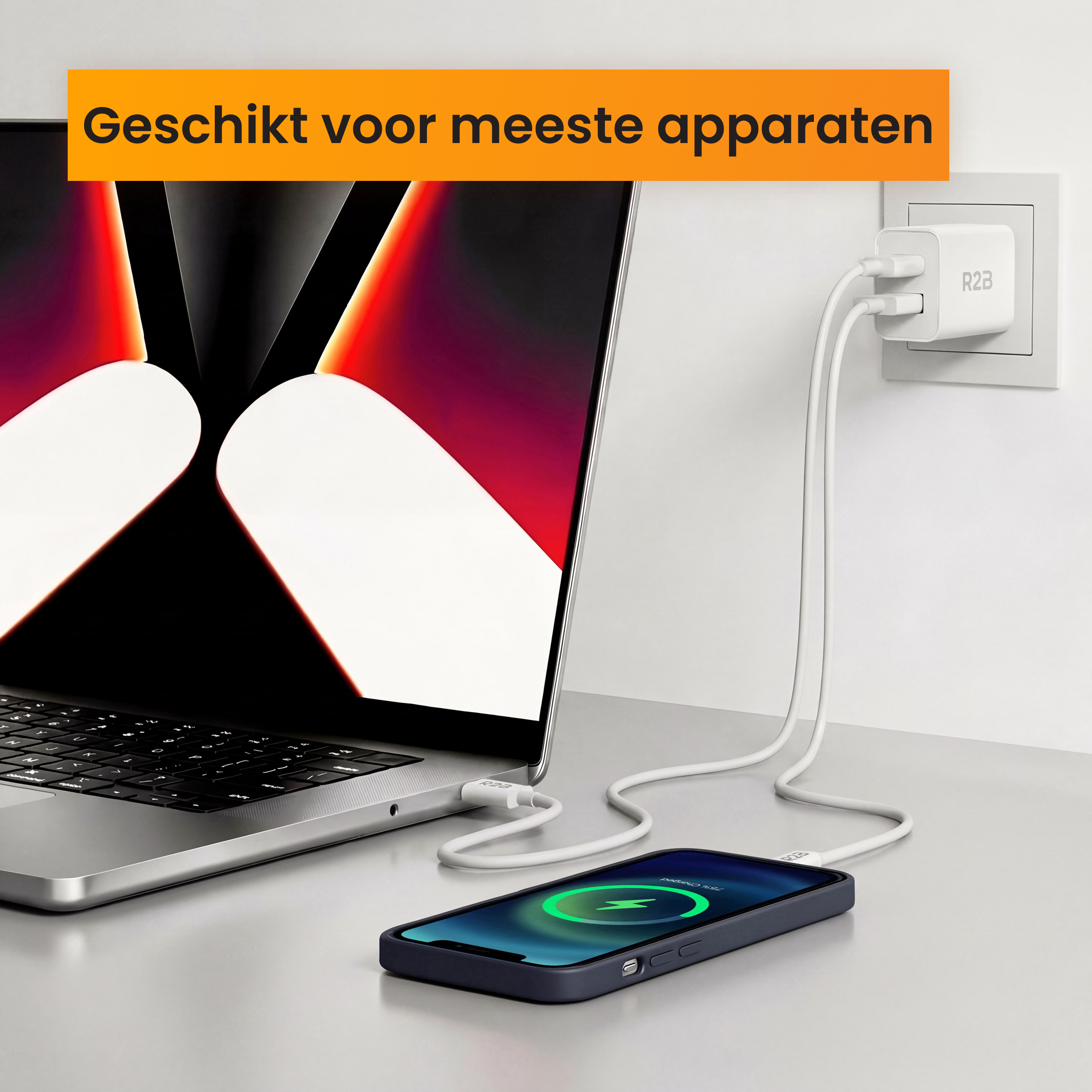 Un ordinateur portable et un smartphone se chargent via un adaptateur secteur blanc.