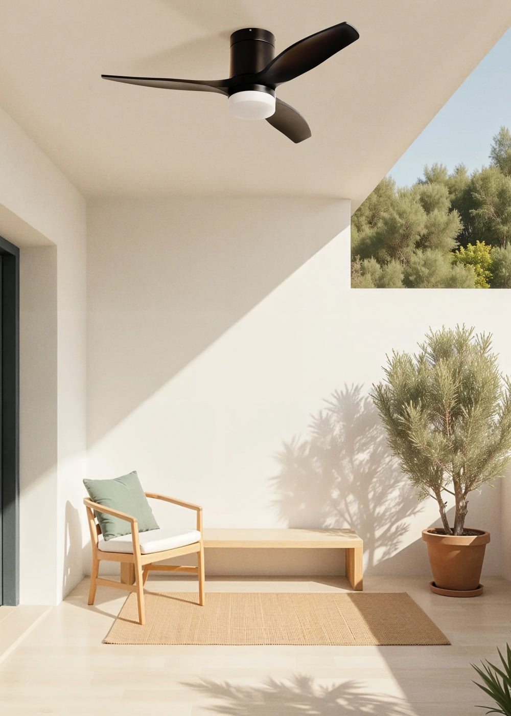 Un ventilador de techo oscuro sobre un banco de madera, sillón con cojín y árbol en maceta.