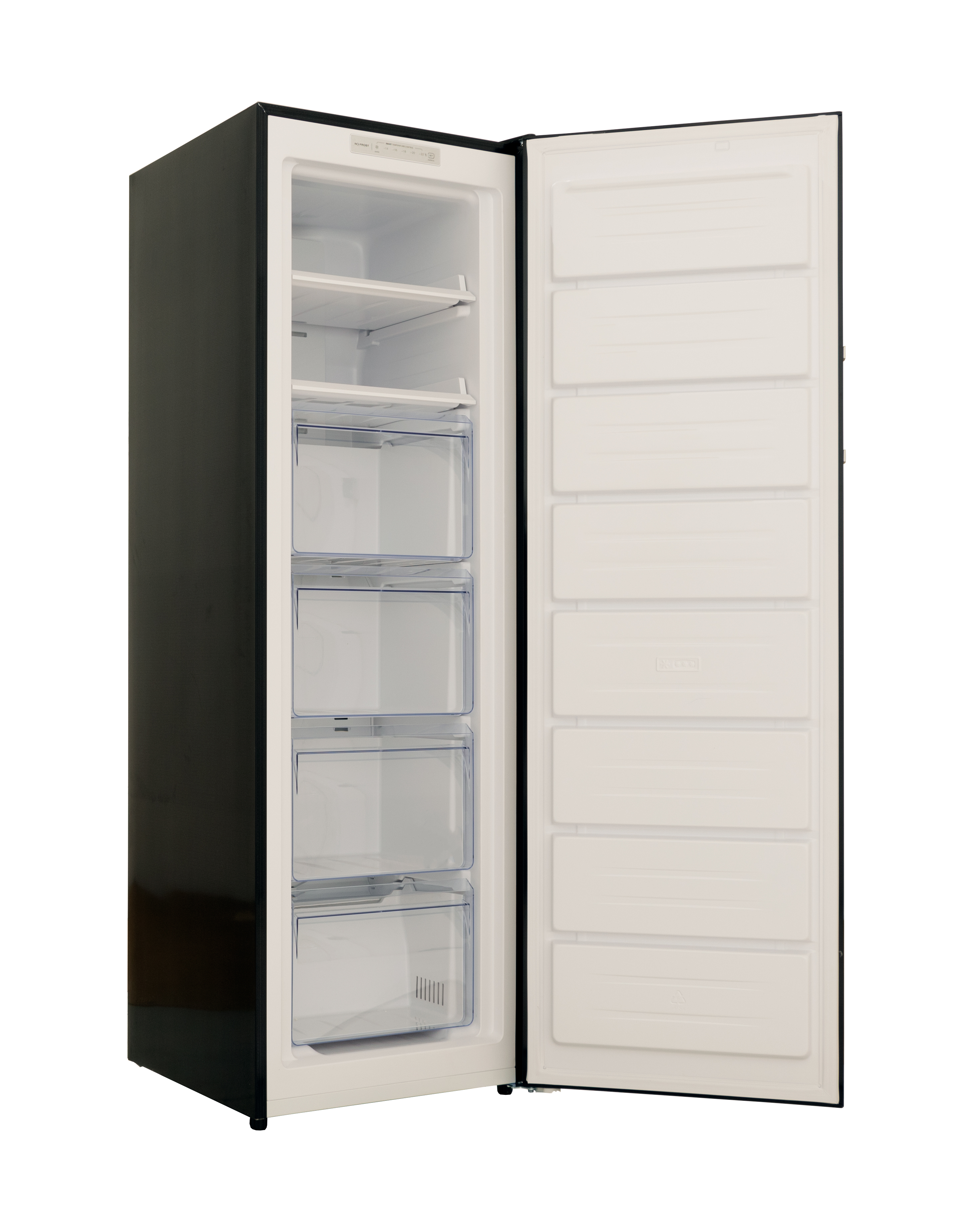 Een zwarte koelkast met open deur, met lege planken en laden binnenin.