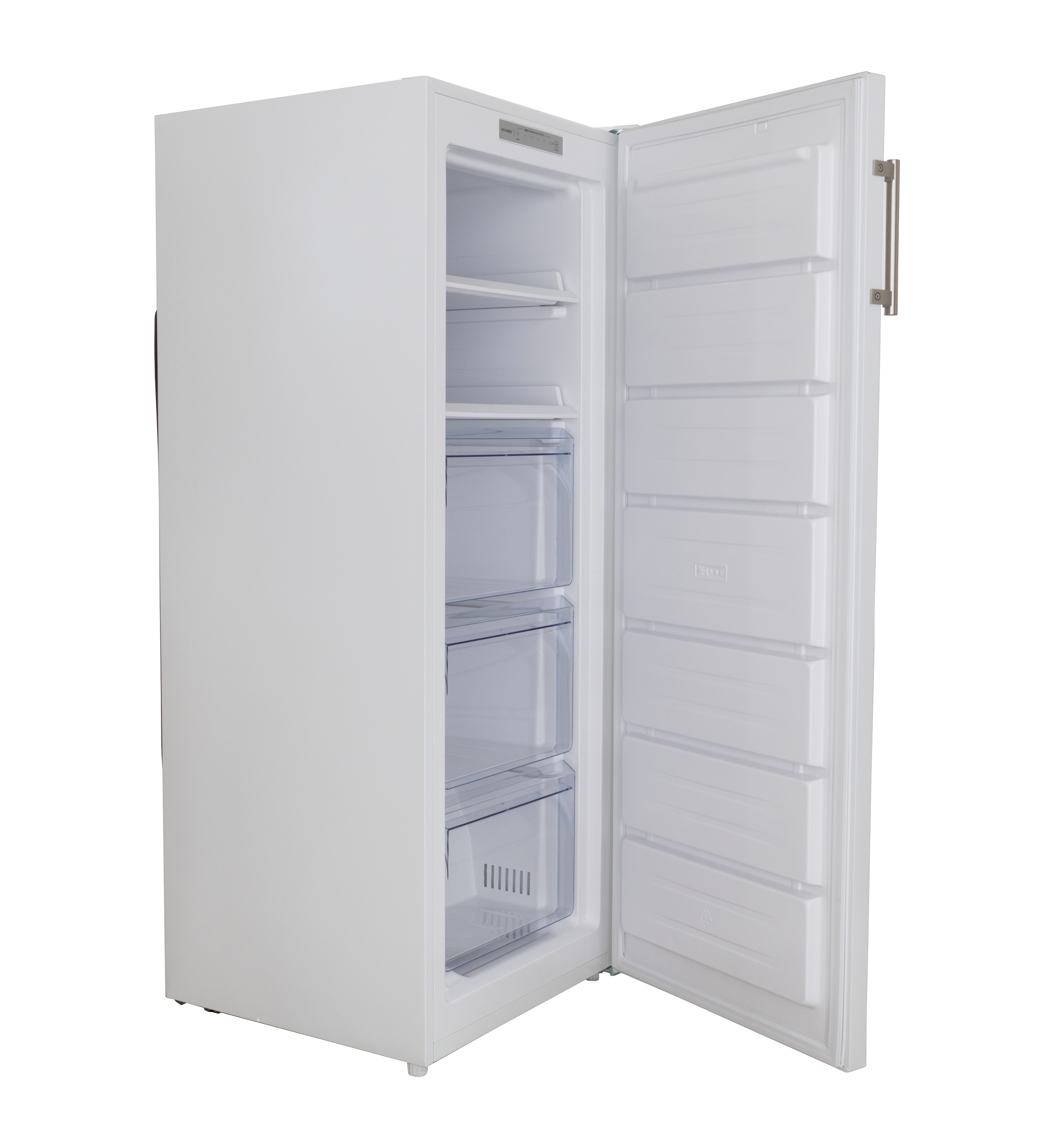 Een witte koelkast met de deur open, met interieur planken en lades.