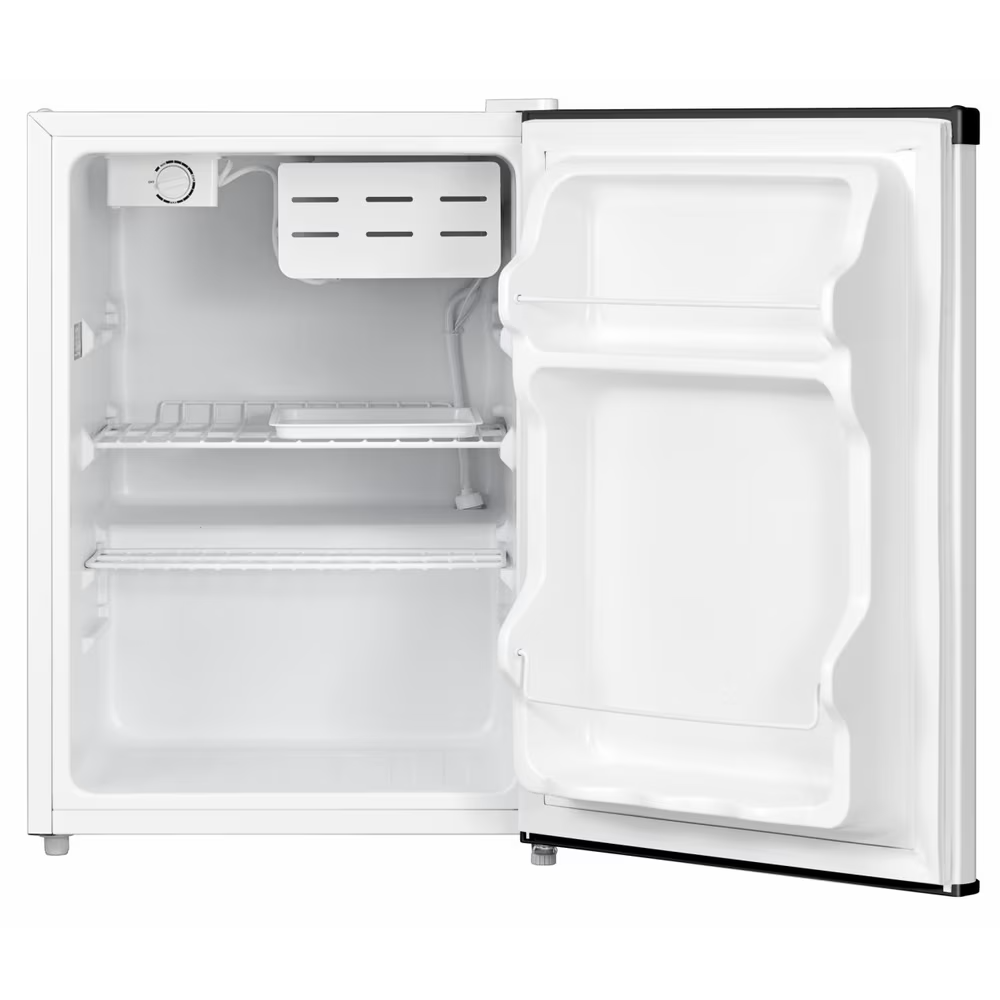 Un réfrigérateur blanc porte ouverte, montrant deux étagères et un compartiment congélateur.